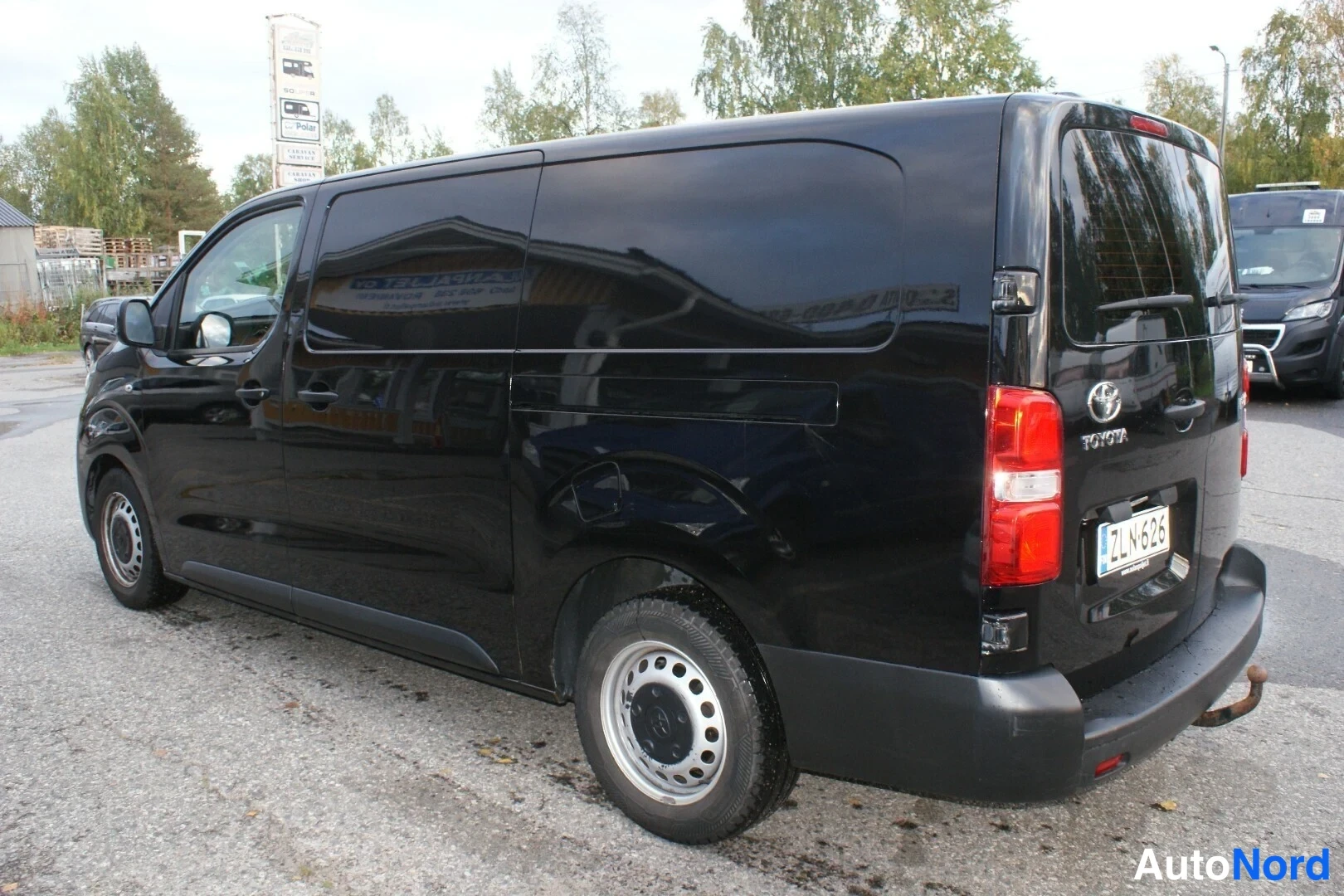 Musta Toyota Proace 2018, takaviisto, kuva 6