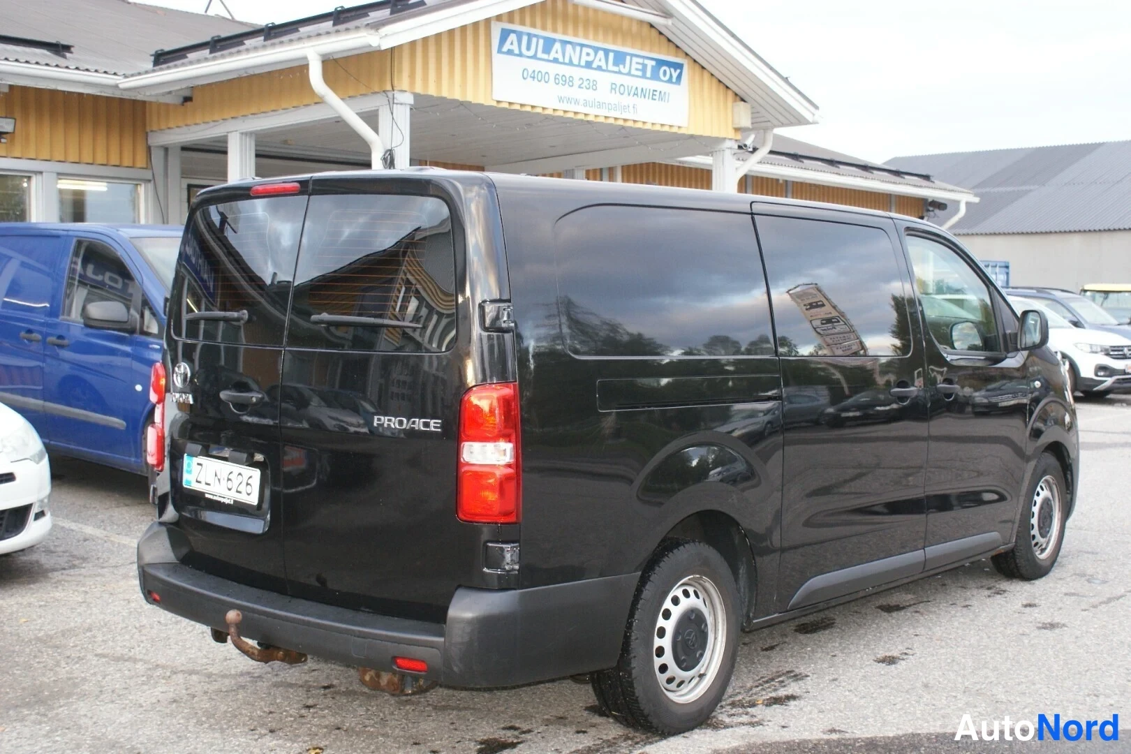 Musta Toyota Proace 2018, etuviisto, keula oikealle, kuva 2