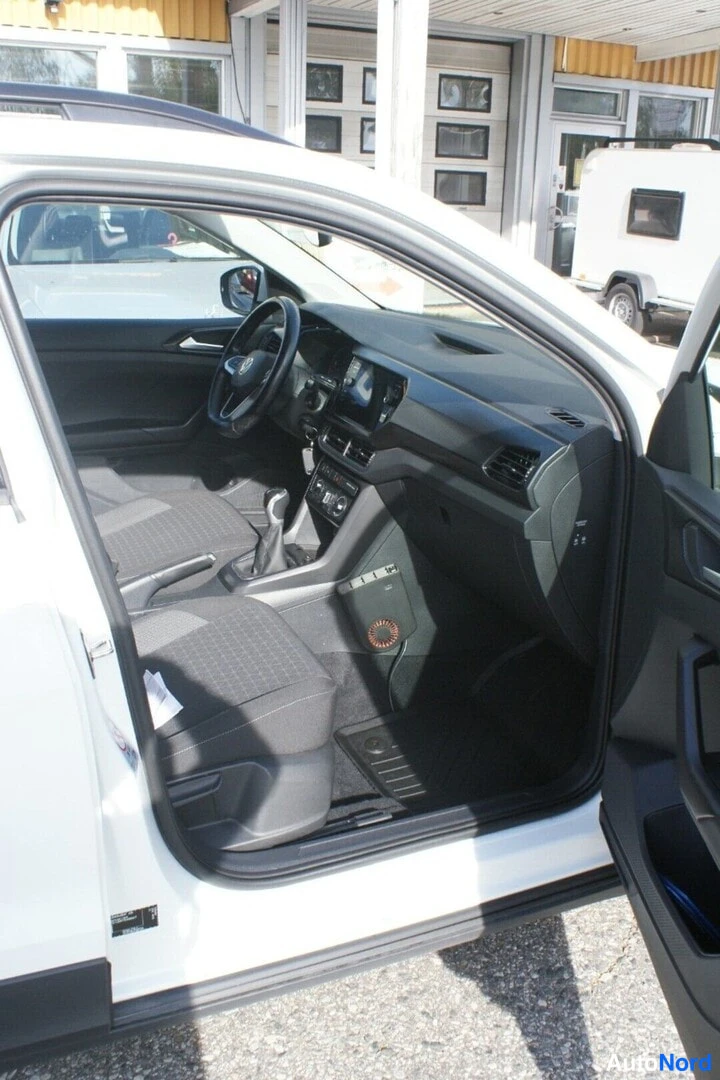 Valkoinen Volkswagen T-Cross 2022, ohjaamo, kuva 3
