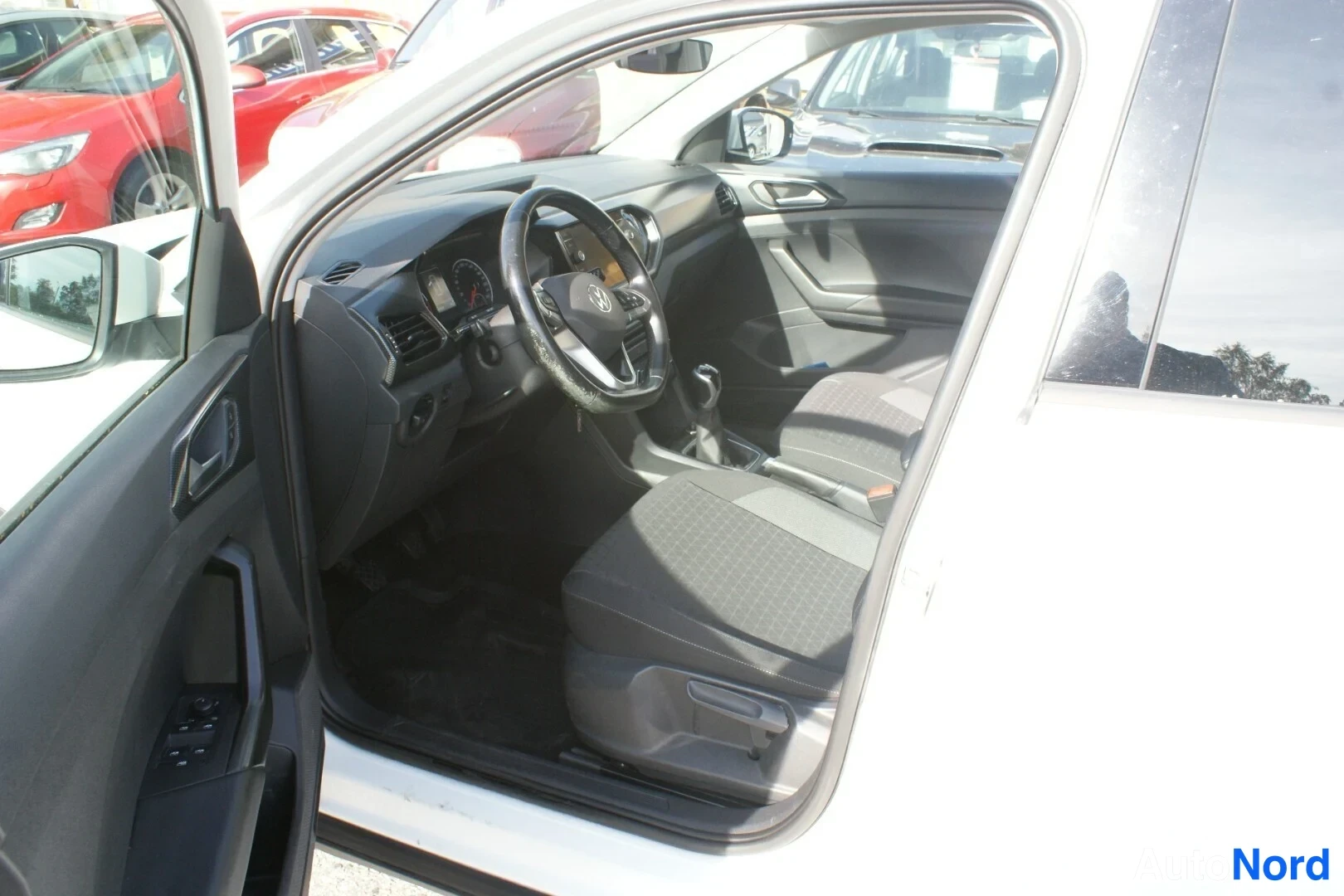 Valkoinen Volkswagen T-Cross 2022, etuistuimet, kuva 5