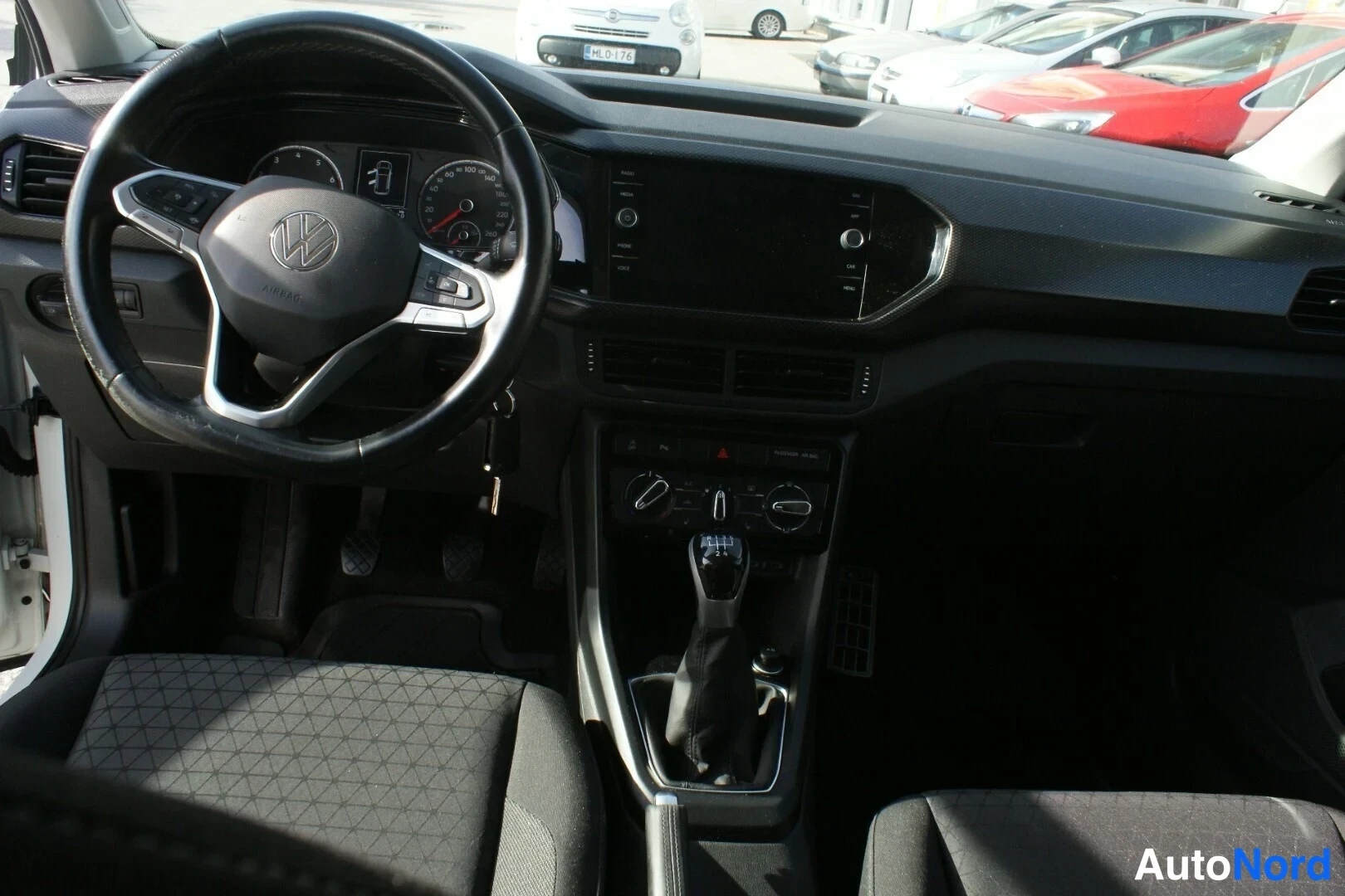 Valkoinen Volkswagen T-Cross 2022, ohjaamo, kuva 4