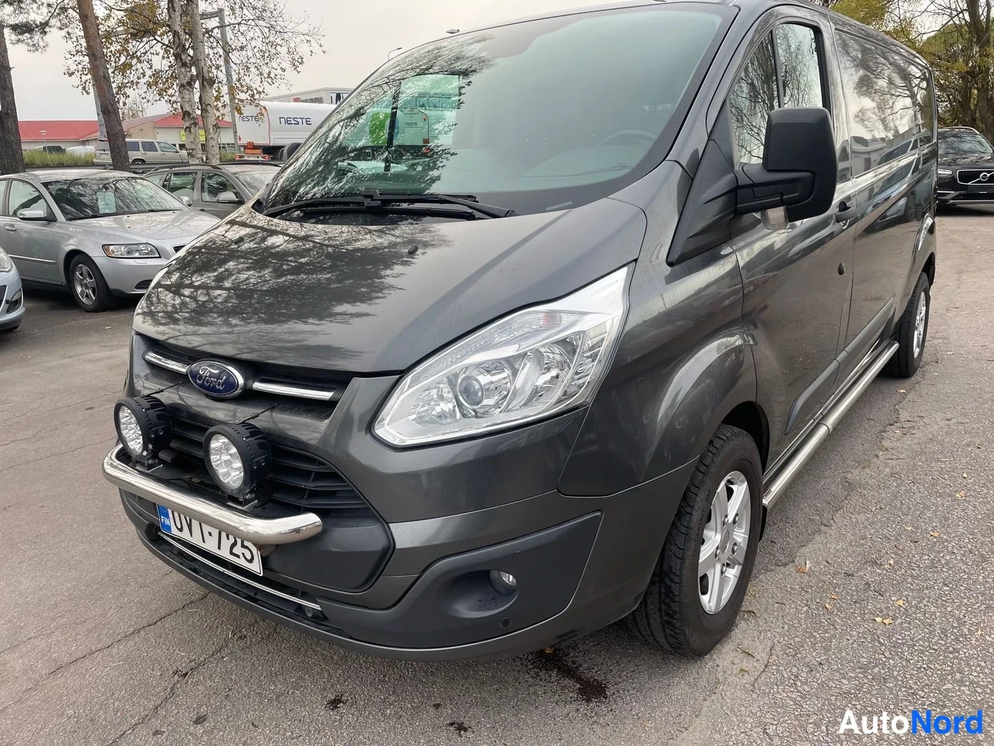 Etuviisto, nokka vasemmalle: Ford Transit Customs etuosa ja vasen kylki. Etupuskurissa on lisävalot.