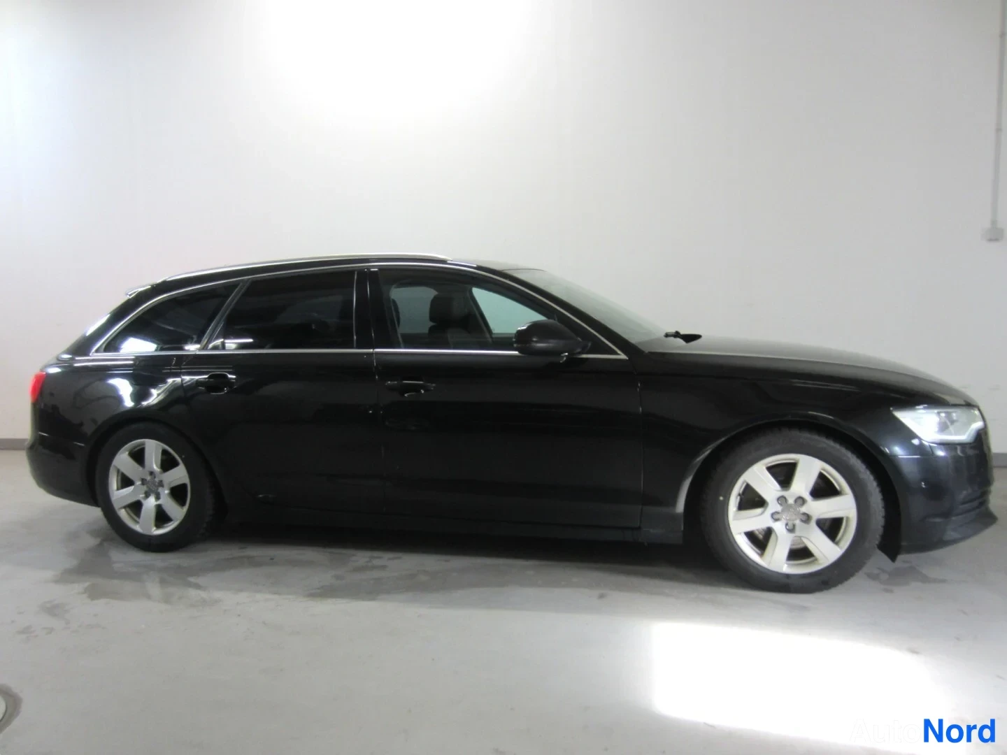 Musta Audi A6 2012, sivulta, kuva 4