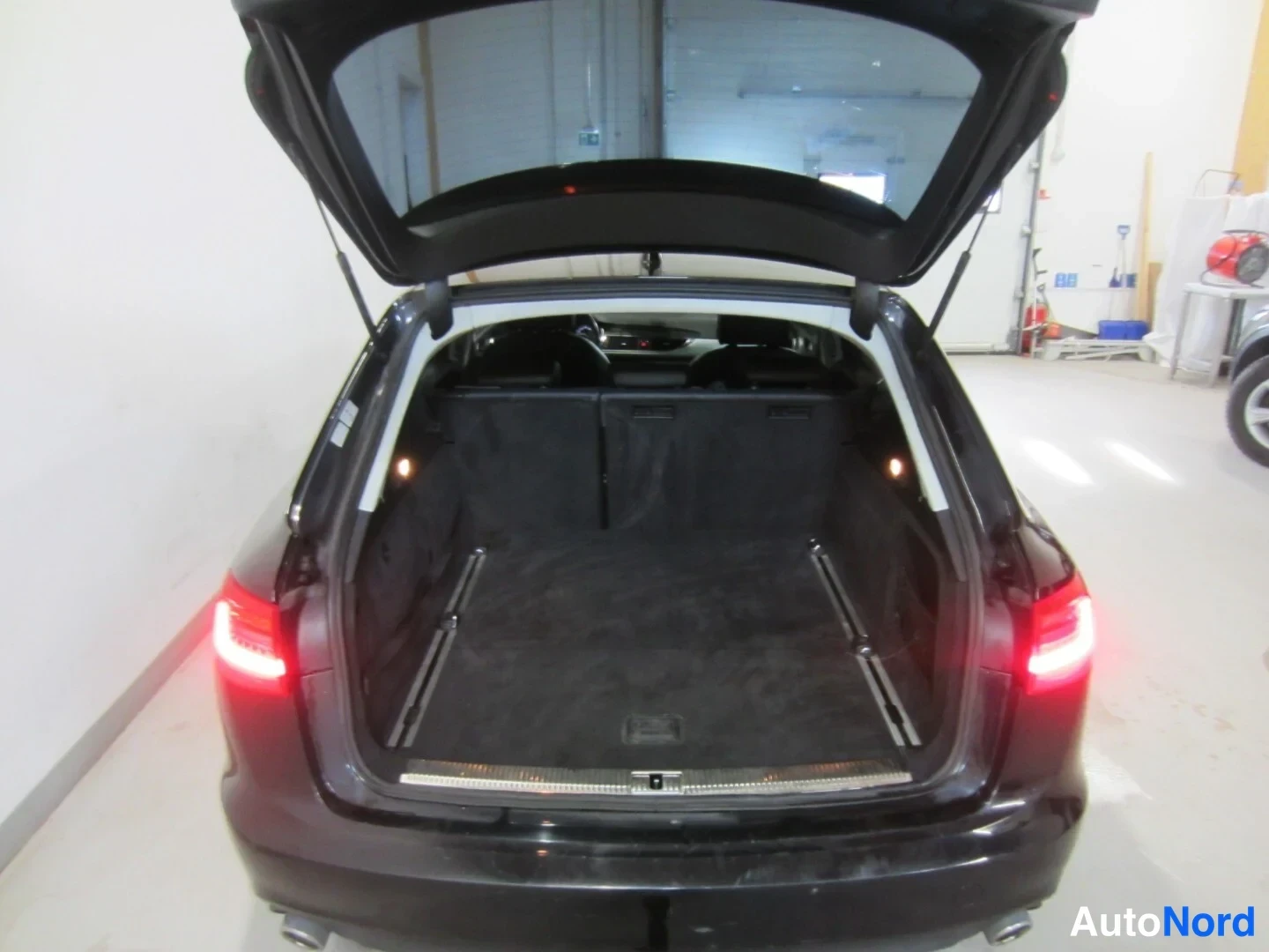 Musta Audi A6 2012, tavaratila, kuva 11