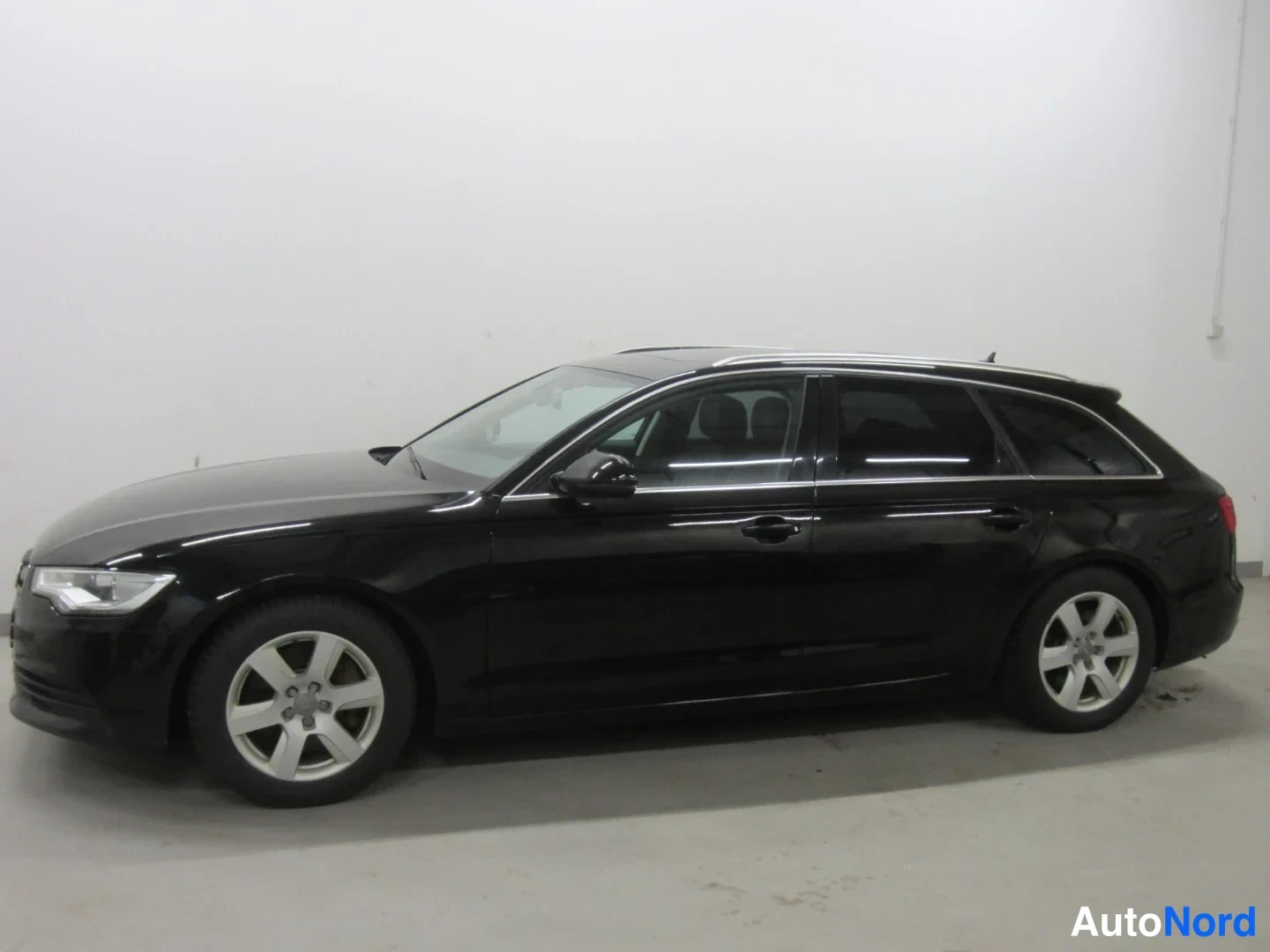 Musta Audi A6 2012, sivulta, kuva 3