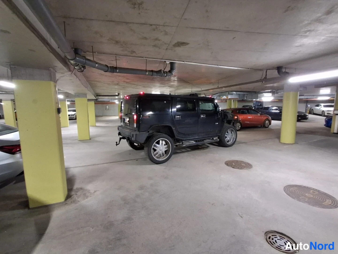 Musta Hummer H2 2003, takaviisto, kuva 2