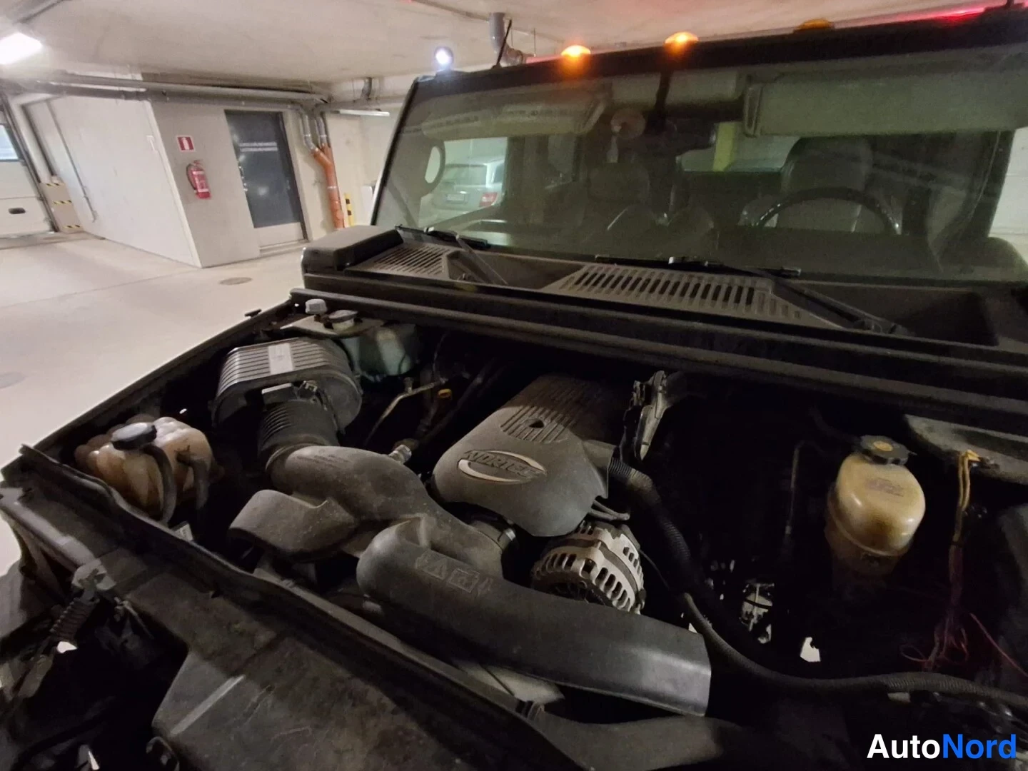 Musta Hummer H2 2003, moottoritila, kuva 6