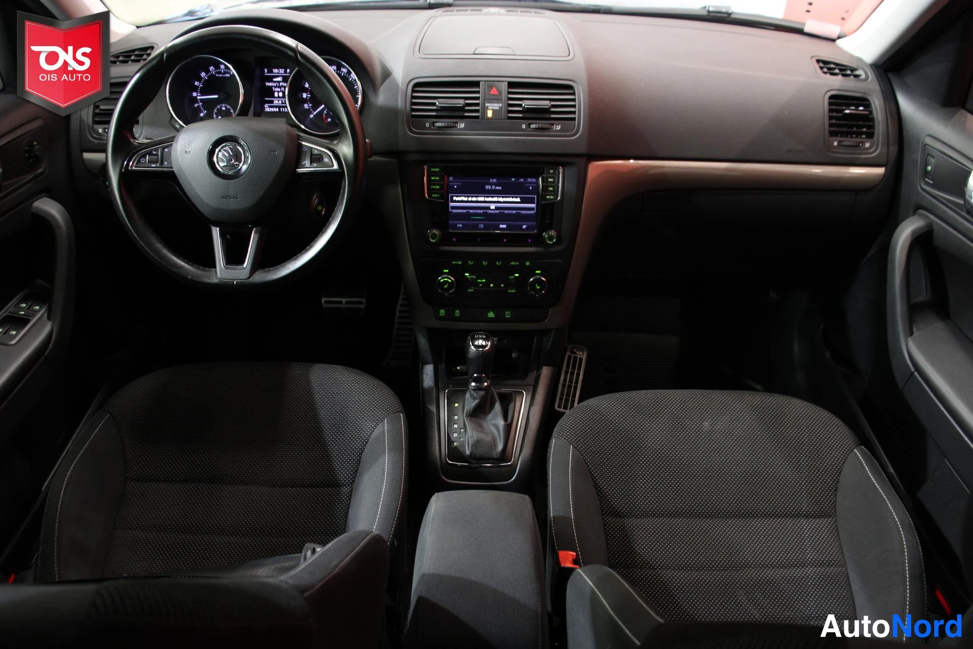 Musta Skoda Yeti 2016, ohjaamo, kuva 12