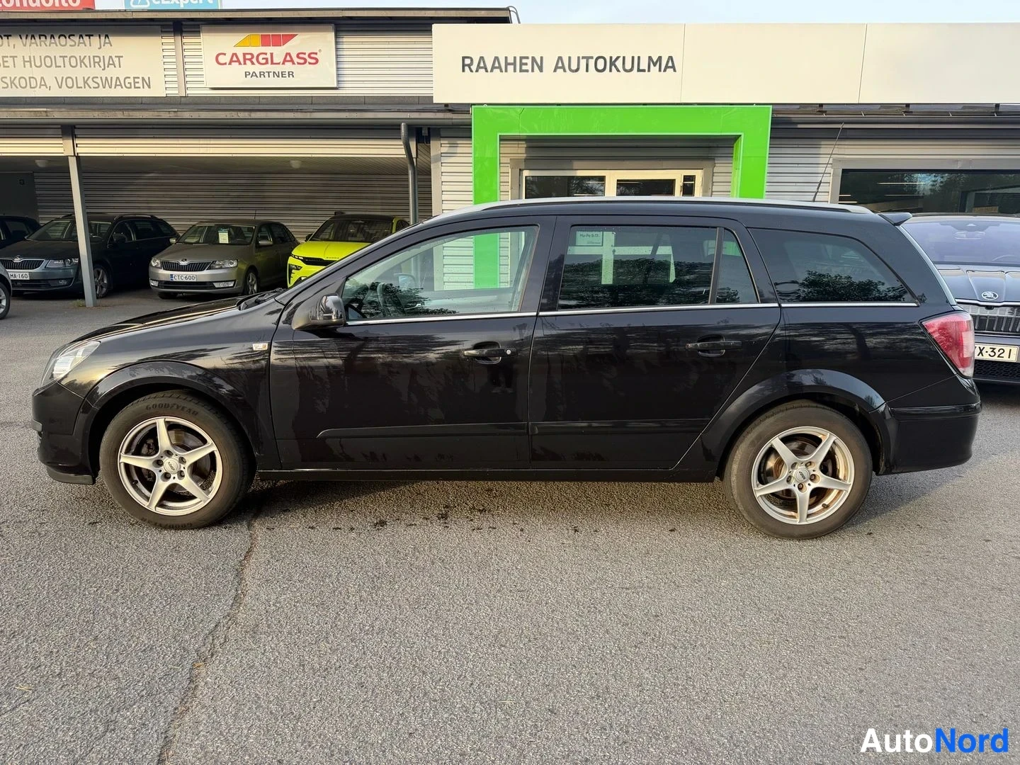 Musta Opel Astra 2007, sivulta, kuva 3