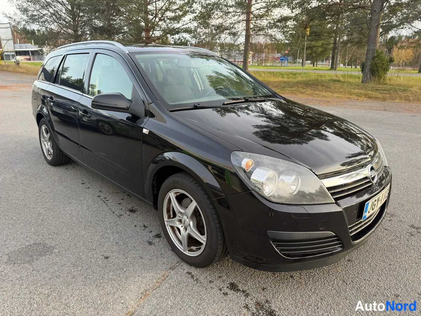 Musta Opel Astra 2007, etuviisto, keula oikealle, kuva 2