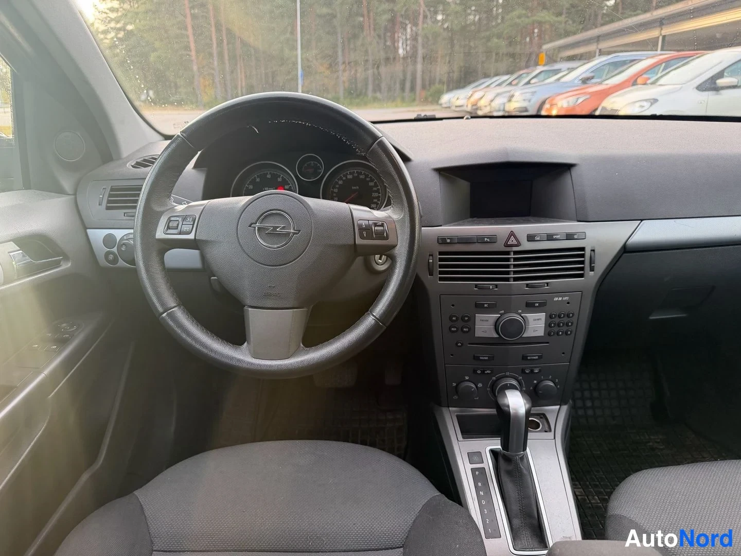 Musta Opel Astra 2007, ohjaamo, kuva 7