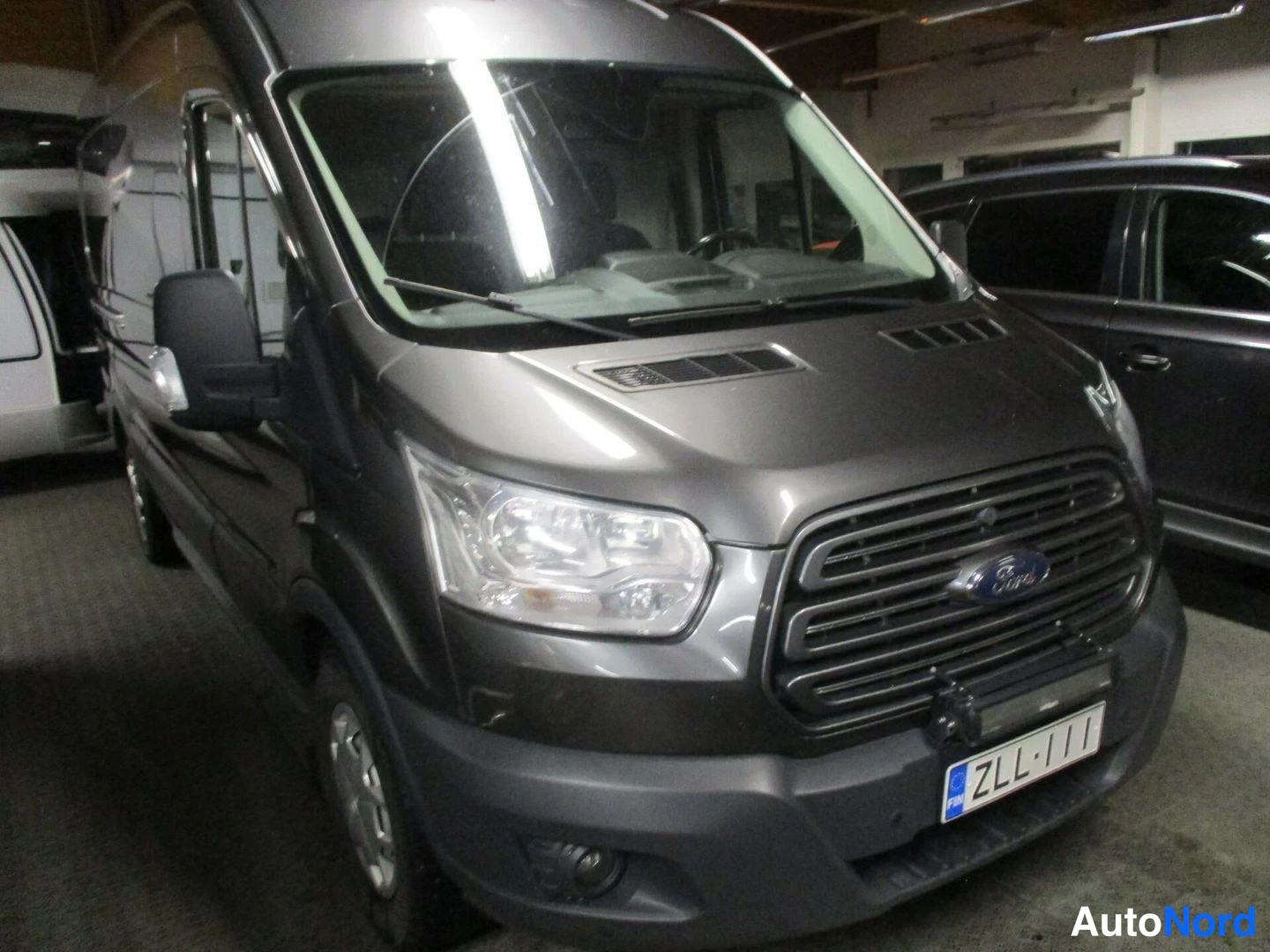 Harmaa Ford Transit 2017, etuviisto, keula oikealle, kuva 2