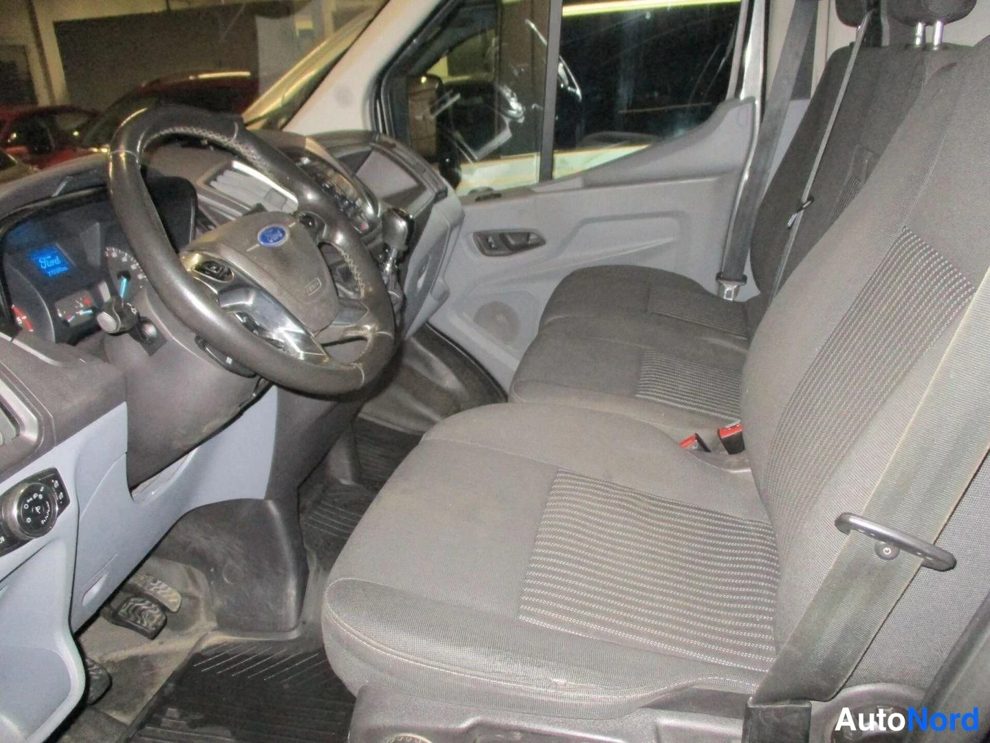 Harmaa Ford Transit 2017, etuistuimet, kuva 9