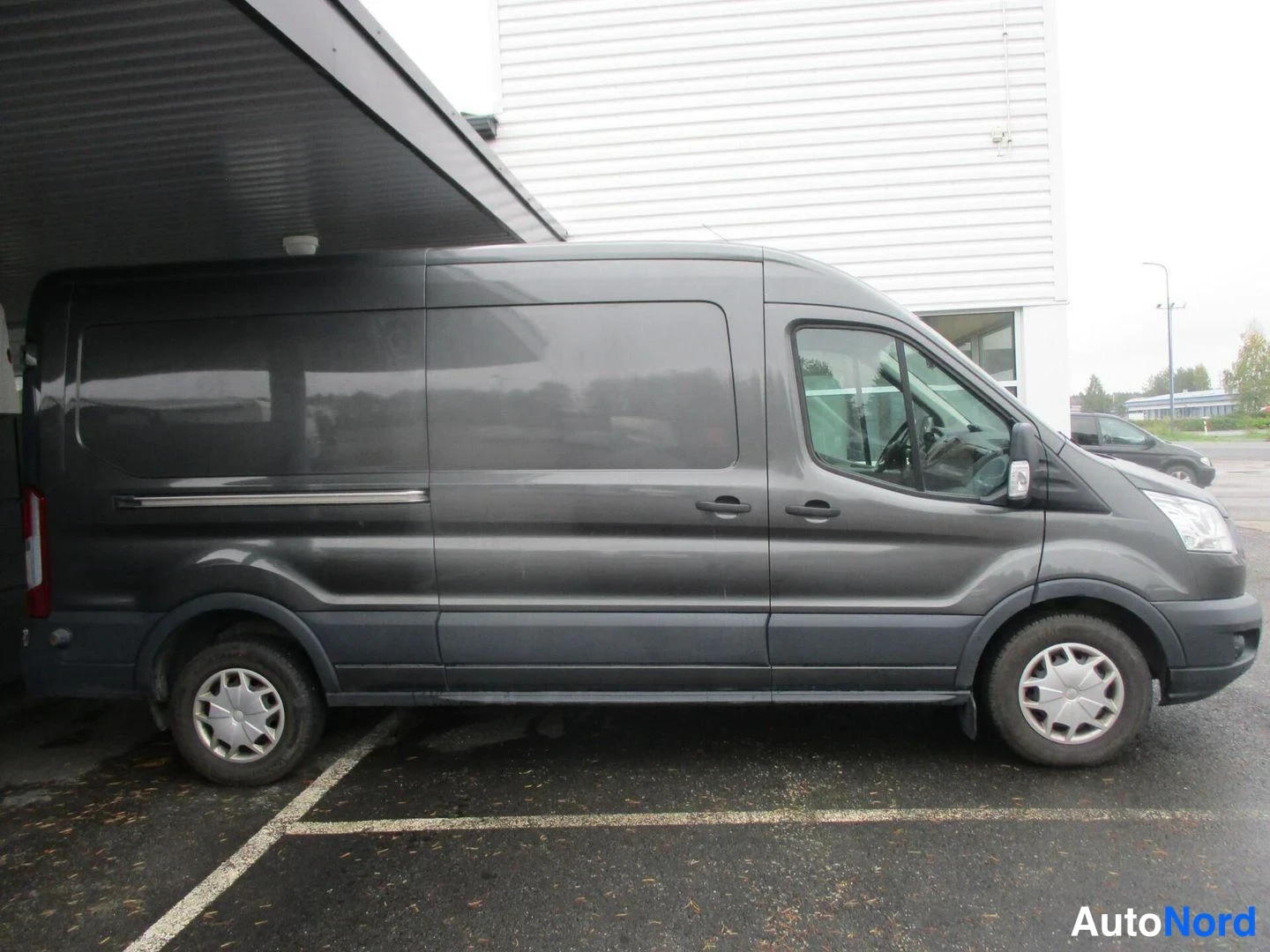 Harmaa Ford Transit 2017, sivulta, kuva 4