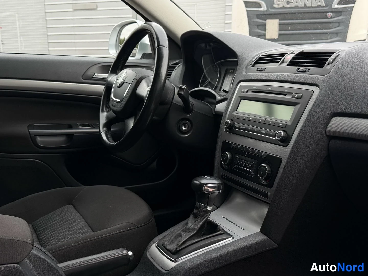 Hopea Skoda Octavia 2011, ohjaamo, kuva 5