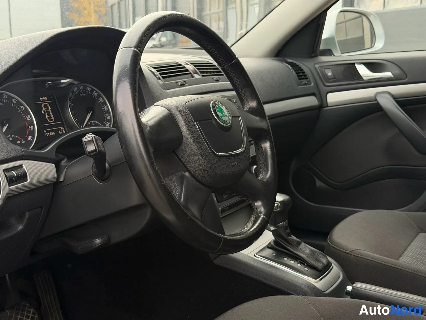 Hopea Skoda Octavia 2011, ohjaamo, kuva 7