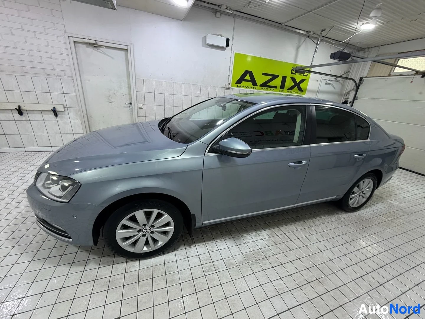 Sininen Volkswagen Passat 2013, etuviisto, keula vasemmalle, kuva 2
