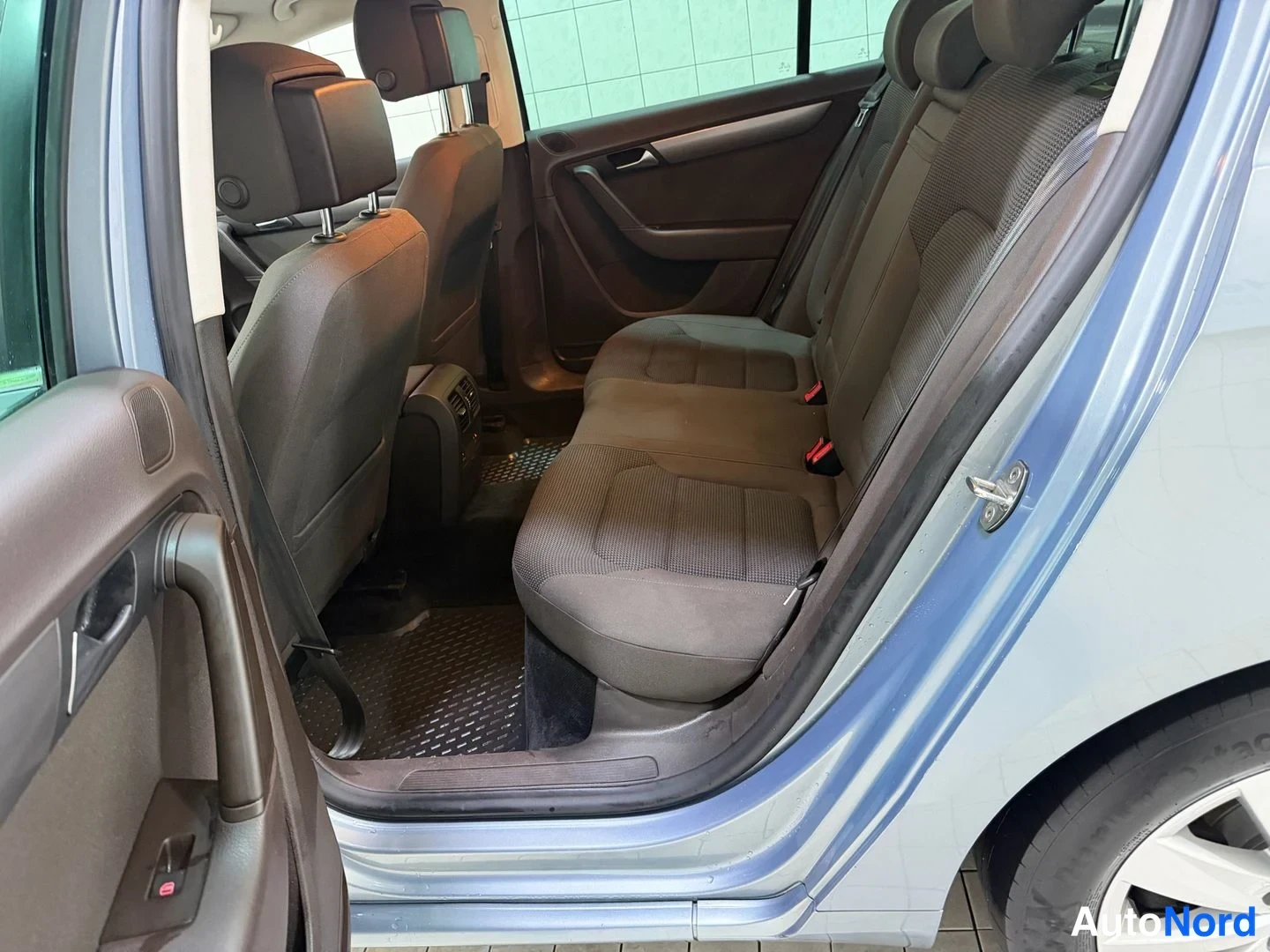 Sininen Volkswagen Passat 2013, takaistuimet, kuva 17