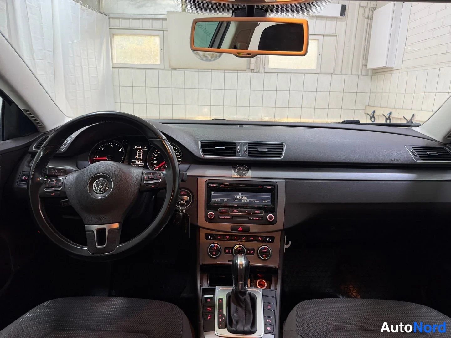 Sininen Volkswagen Passat 2013, ohjaamo, kuva 14