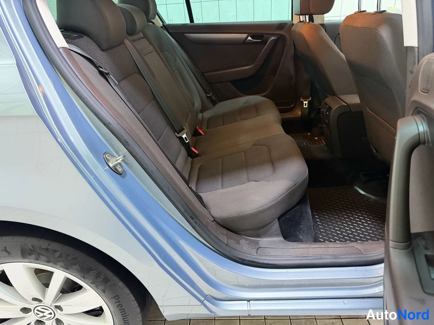 Sininen Volkswagen Passat 2013, takaistuimet, kuva 18