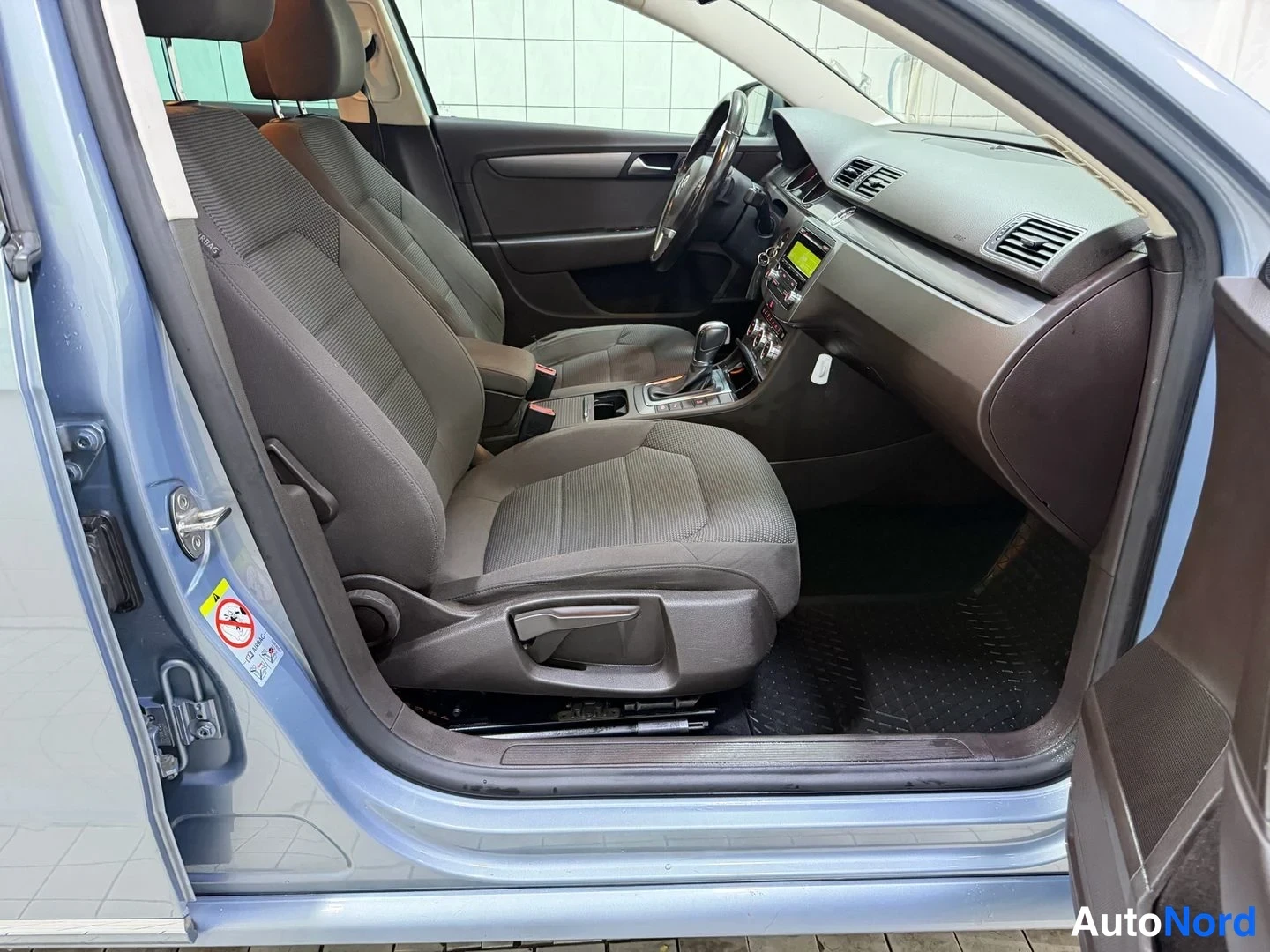 Sininen Volkswagen Passat 2013, etuistuimet, kuva 16
