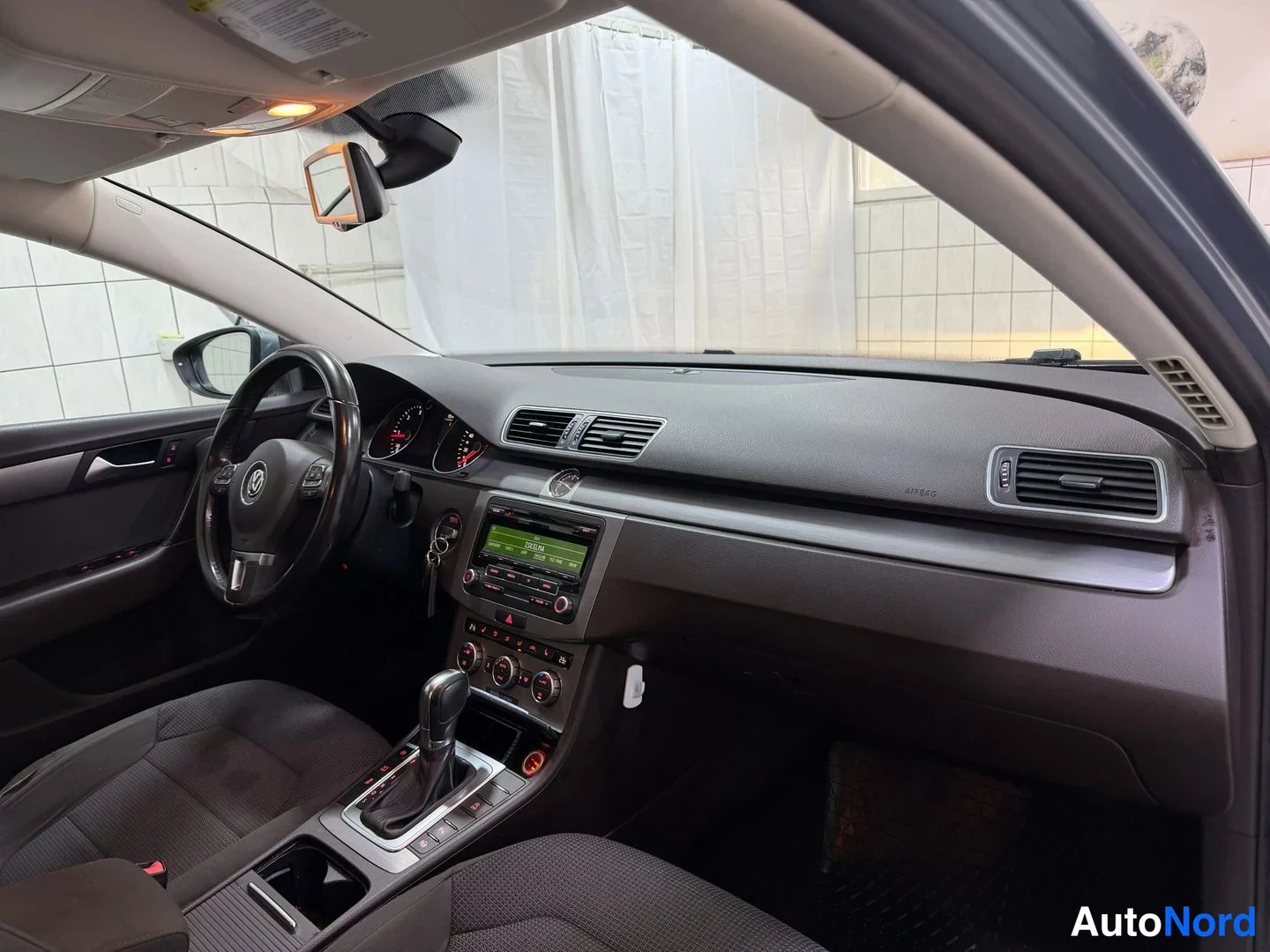 Sininen Volkswagen Passat 2013, ohjaamo, kuva 15
