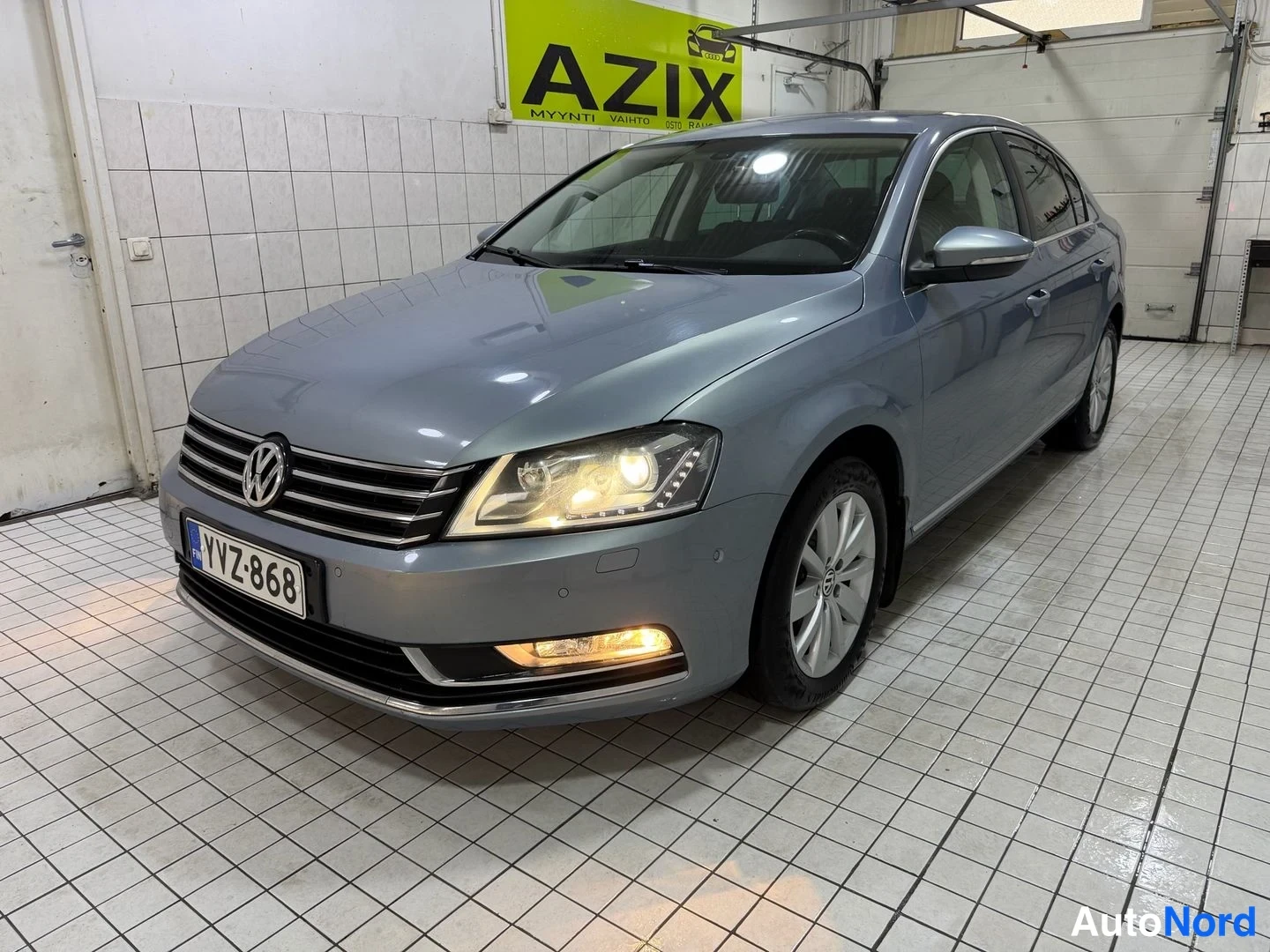 Sininen Volkswagen Passat 2013, etuviisto, keula vasemmalle, kuva 3