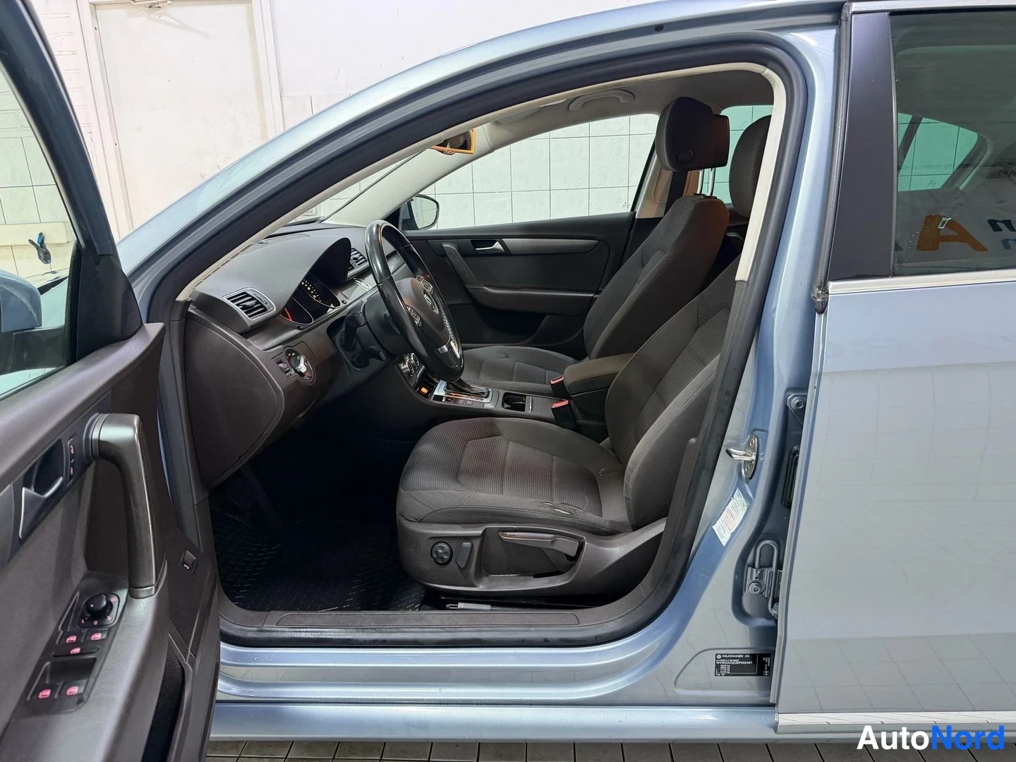 Sininen Volkswagen Passat 2013, ohjaamo, kuva 12
