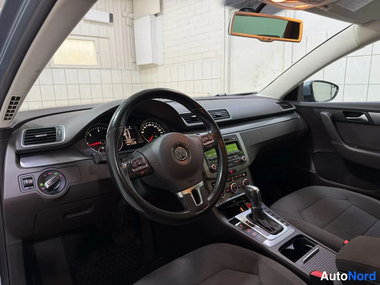 Sininen Volkswagen Passat 2013, ohjaamo, kuva 13