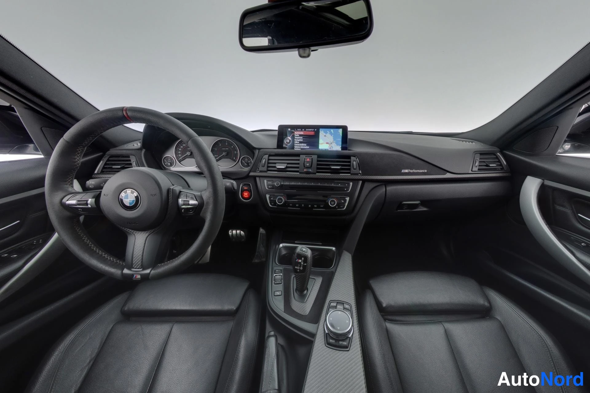 Harmaa BMW 330d 2014, ohjaamo, kuva 7
