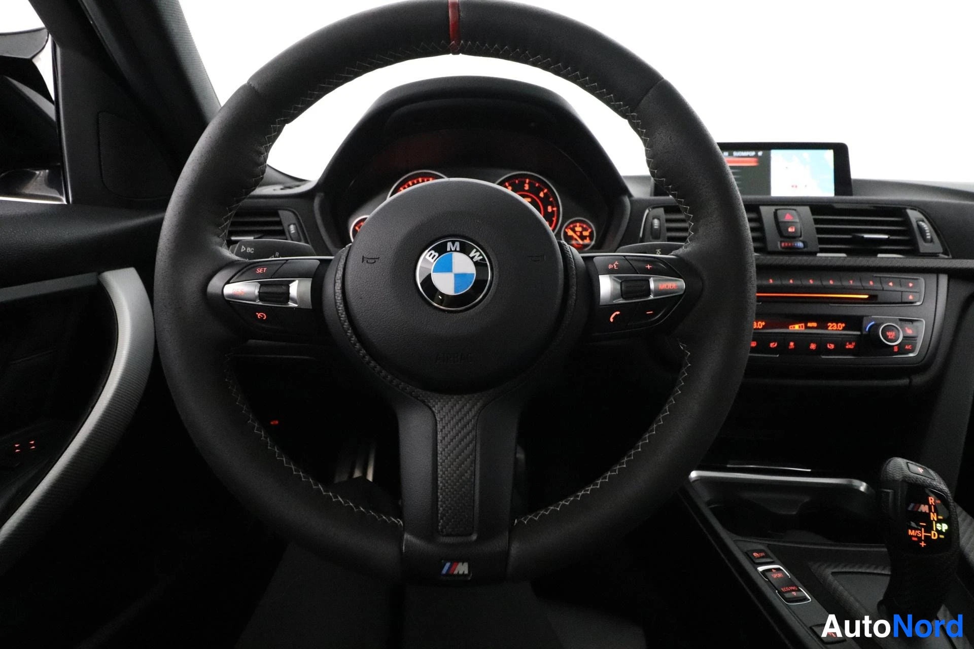 Harmaa BMW 330d 2014, ohjaamo, kuva 8