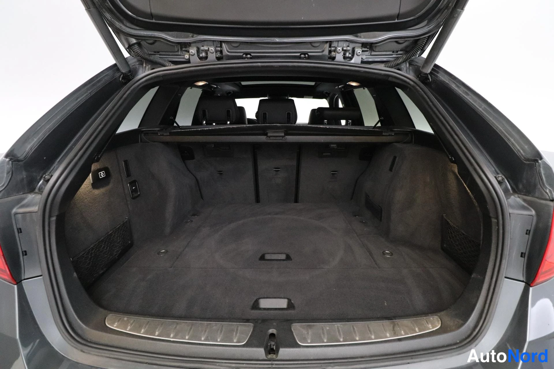 Harmaa BMW 330d 2014, tavaratila, kuva 12