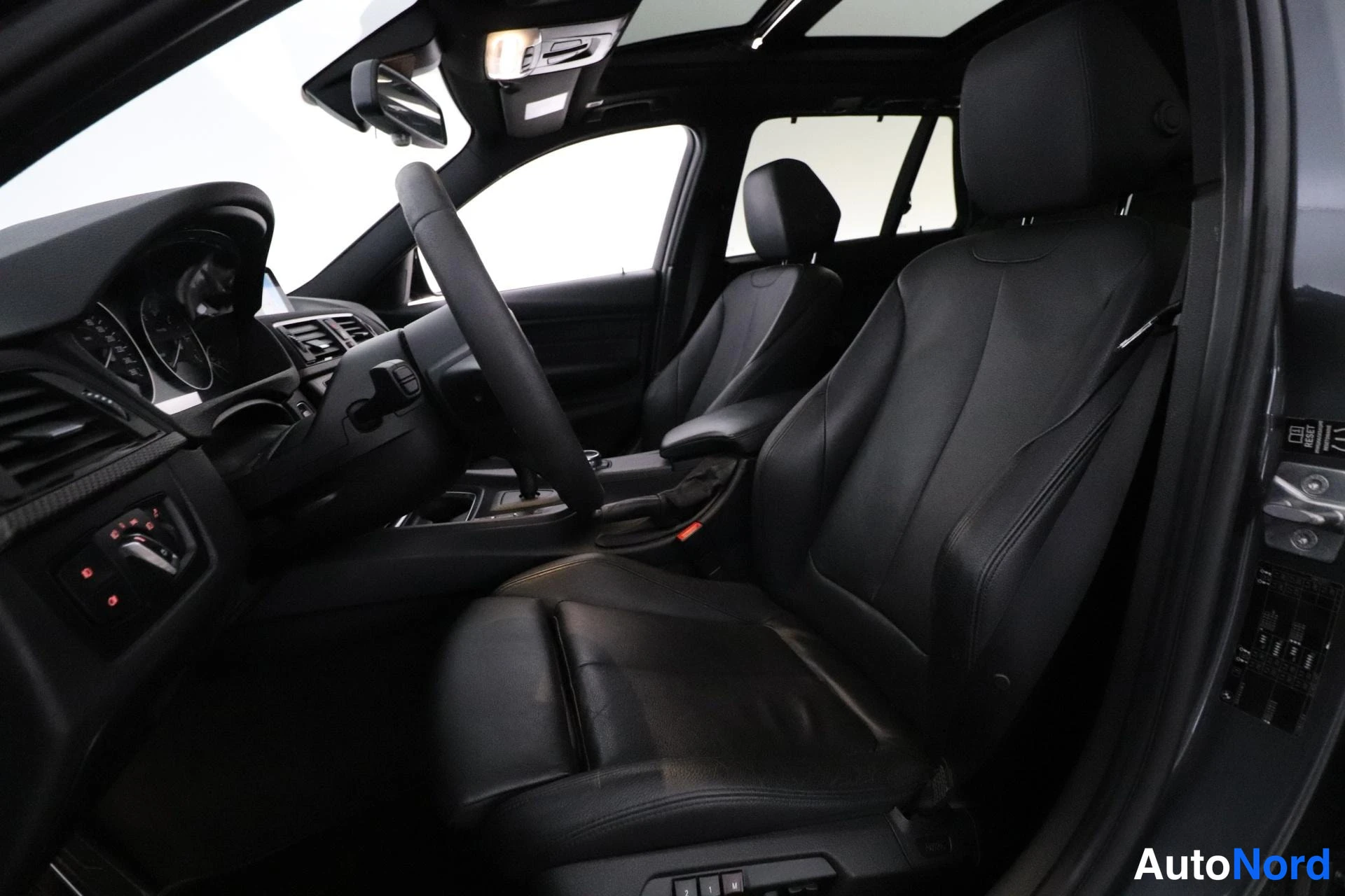 Harmaa BMW 330d 2014, ohjaamo, kuva 6