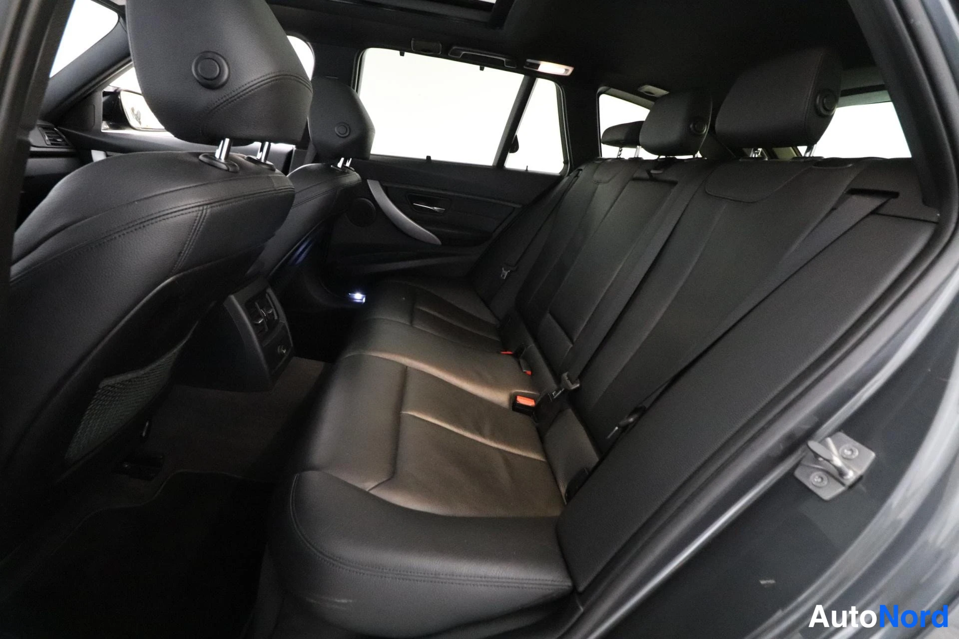 Harmaa BMW 330d 2014, takaistuimet, kuva 11
