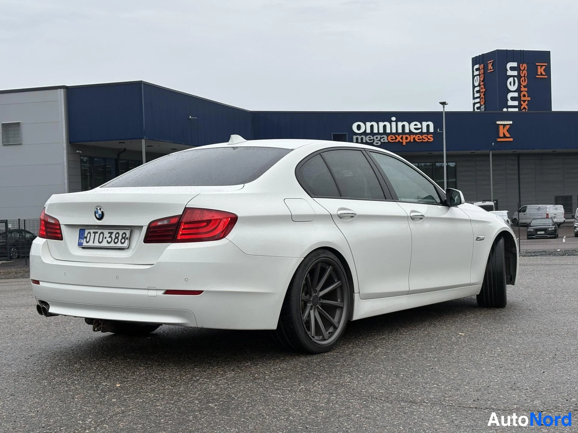 Valkoinen BMW 520d 2013, takaviisto, kuva 3