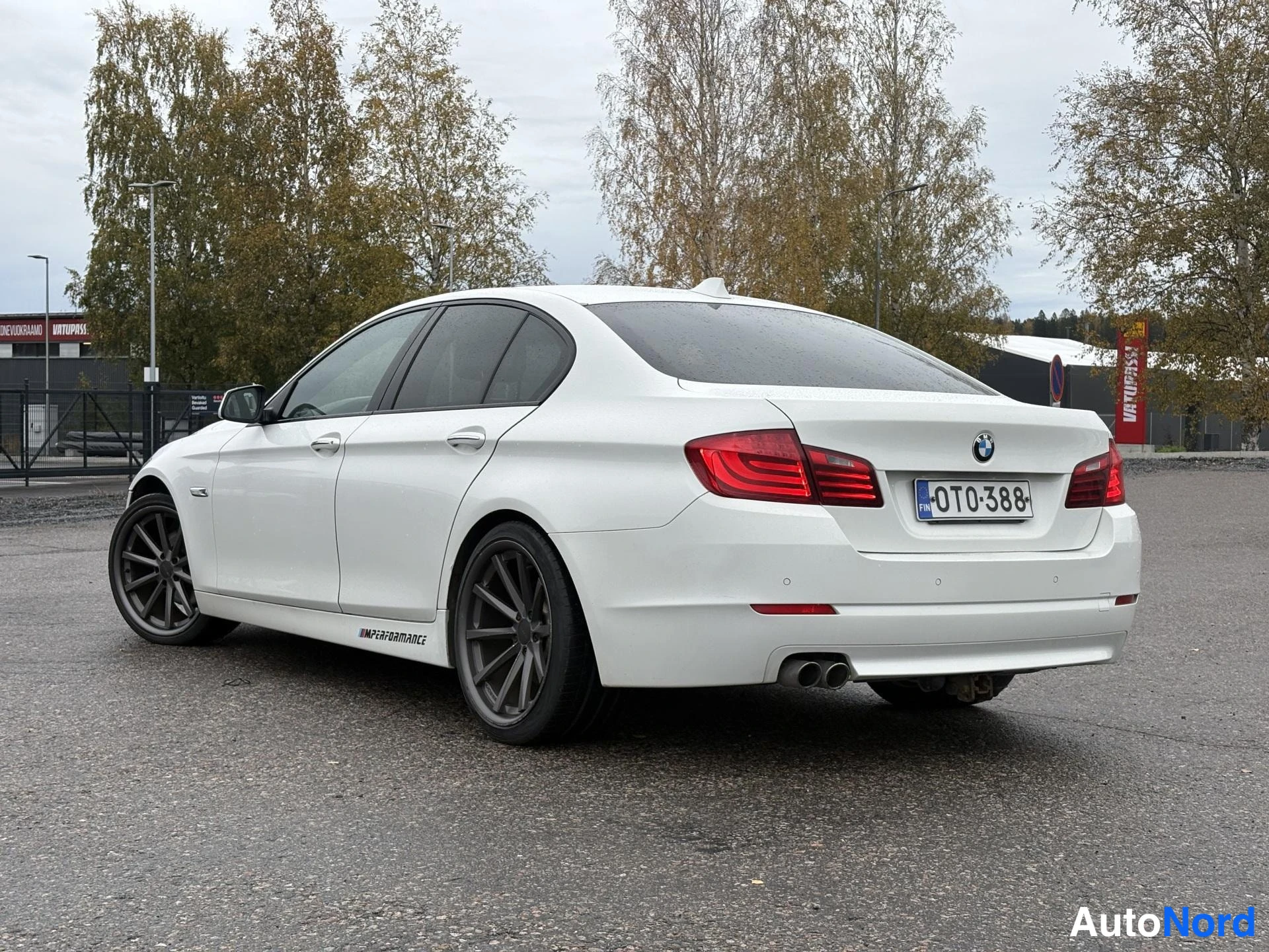 Valkoinen BMW 520d 2013, takaviisto, kuva 4
