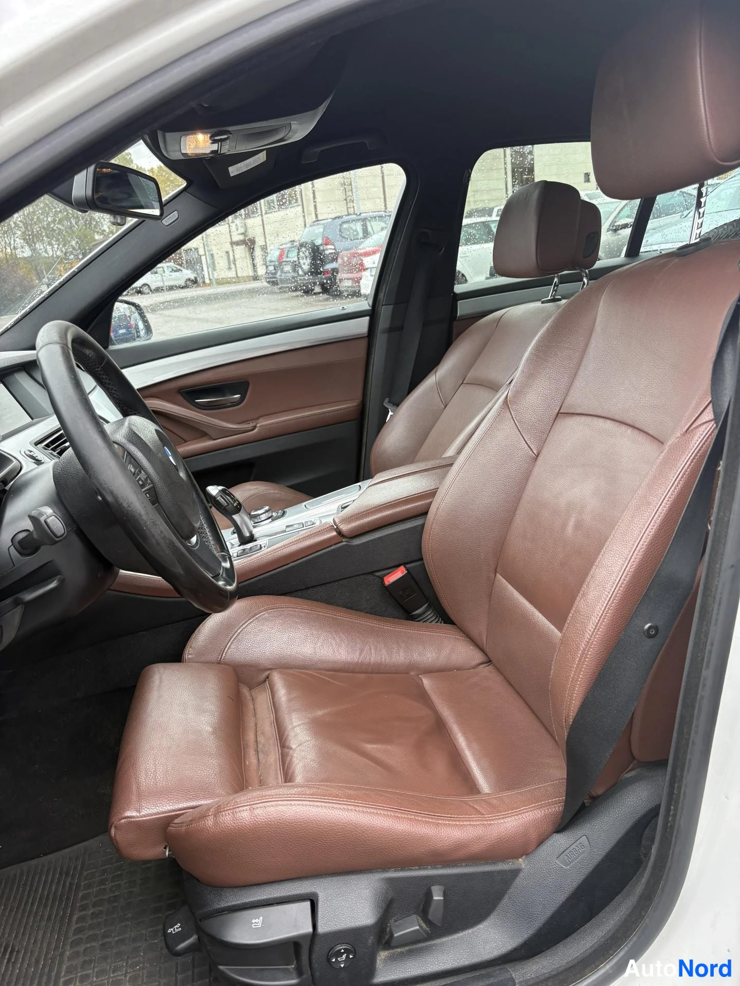 Valkoinen BMW 520d 2013, etuistuimet, kuva 6