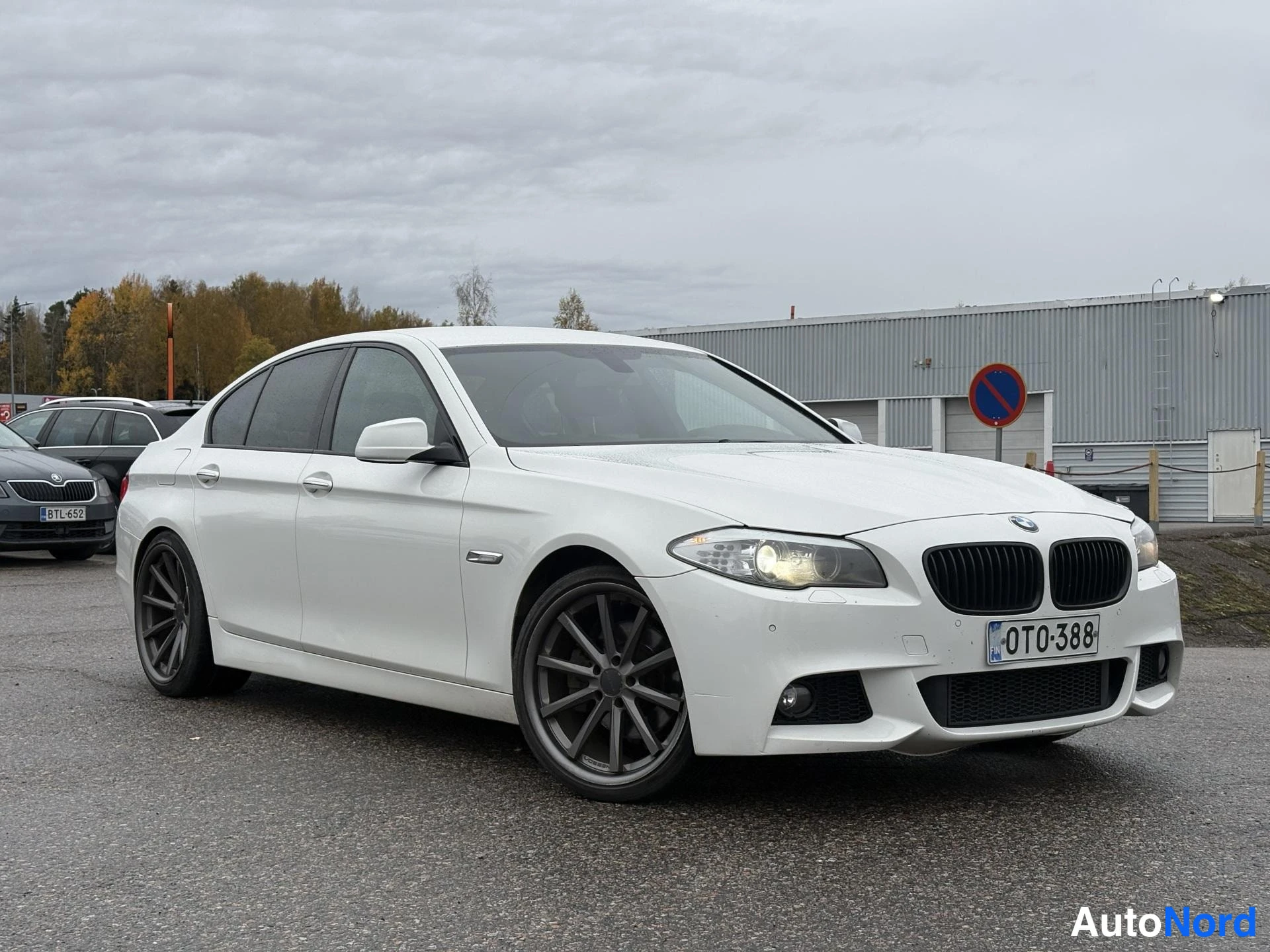 Valkoinen BMW 520d 2013, etuviisto, keula oikealle, kuva 2
