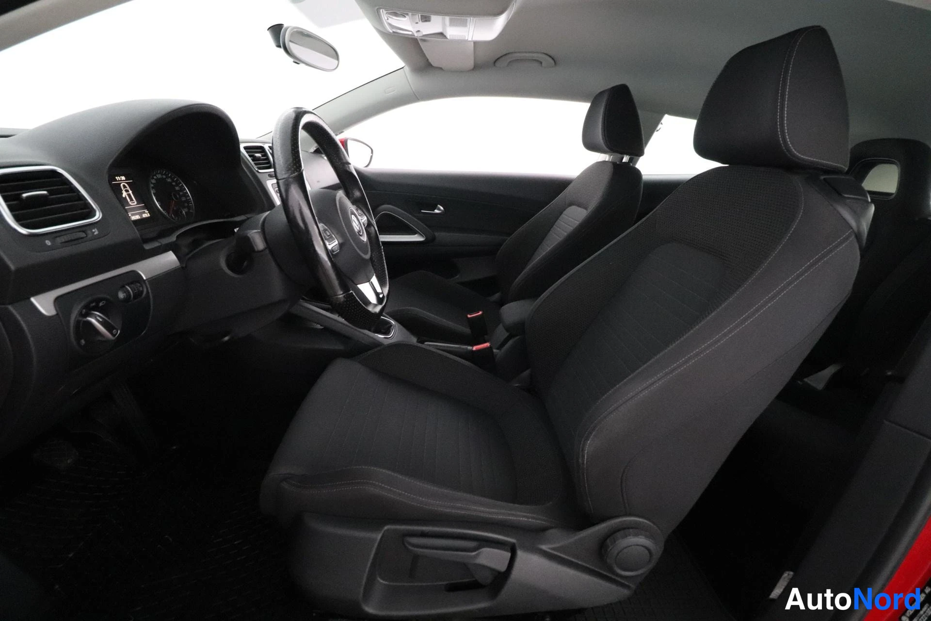 Punainen Volkswagen Scirocco 2009, etuistuimet, kuva 10