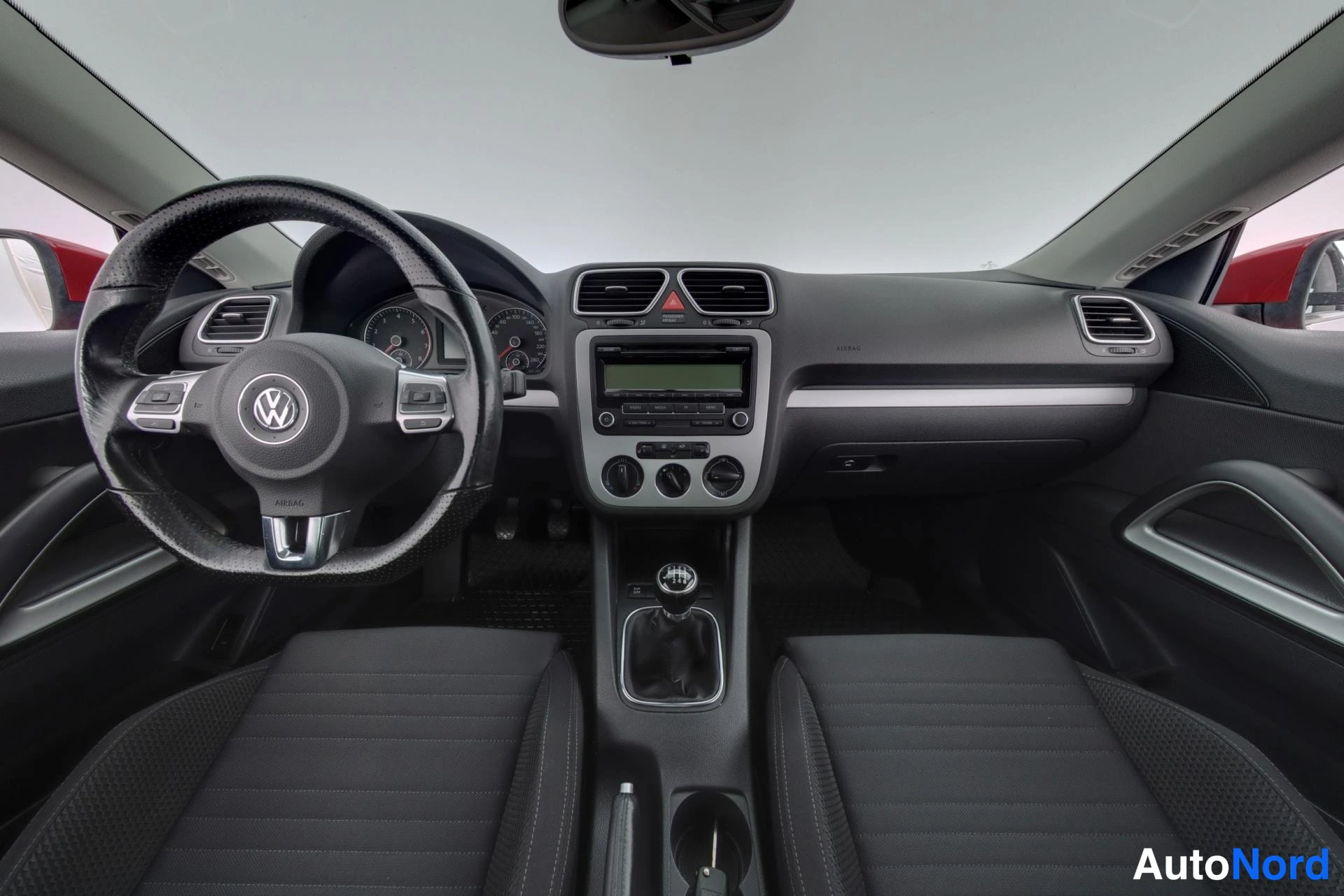 Punainen Volkswagen Scirocco 2009, ohjaamo, kuva 7