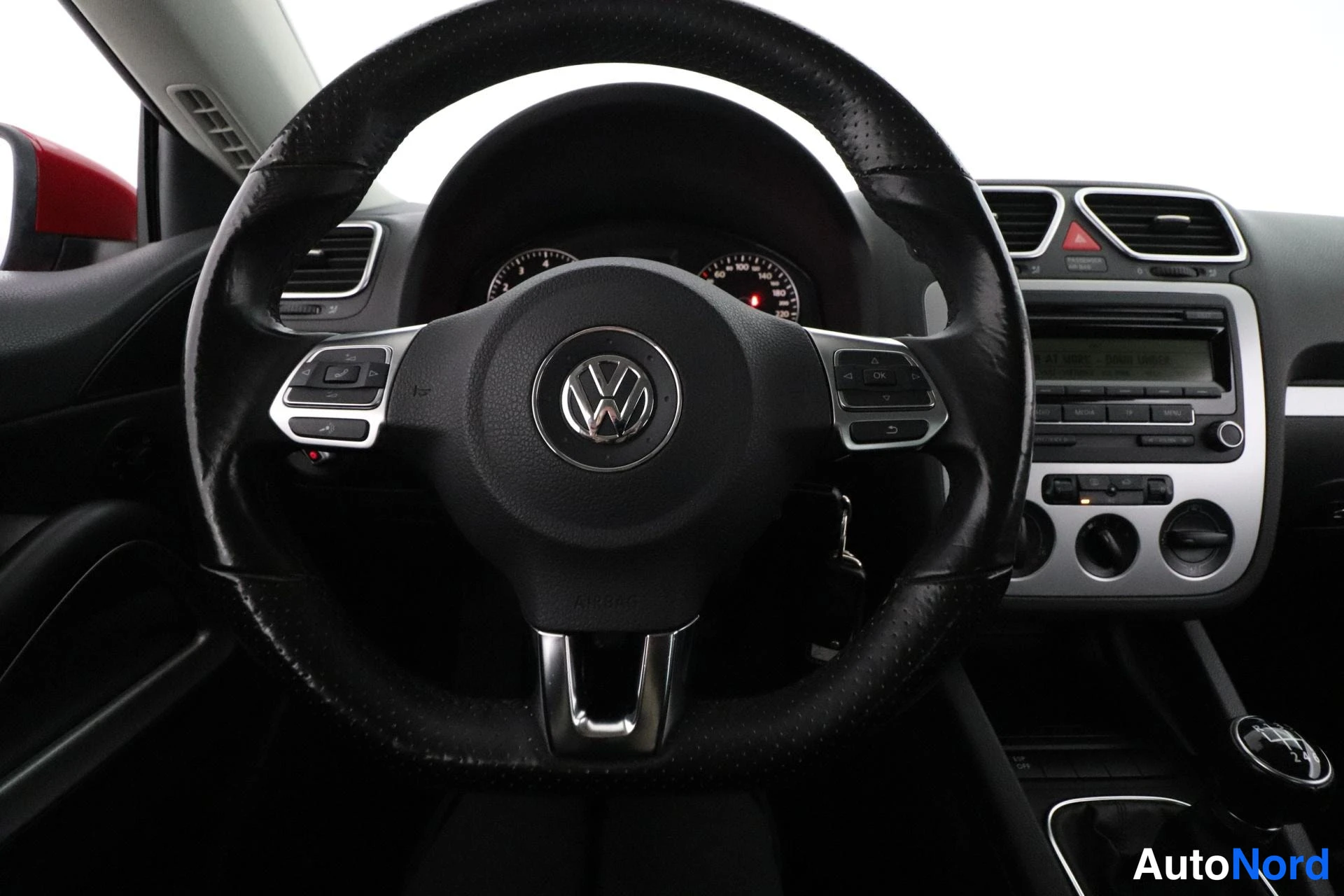 Punainen Volkswagen Scirocco 2009, ohjaamo, kuva 8