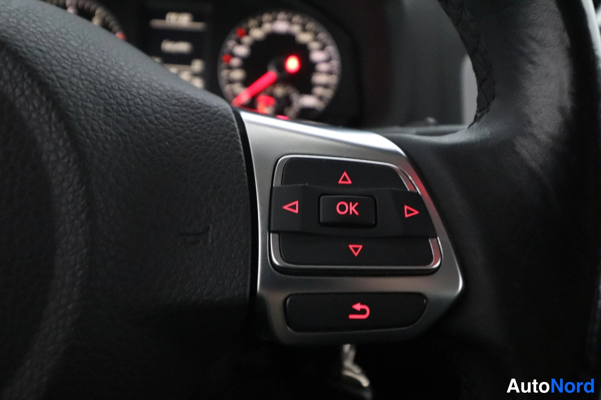 Punainen Volkswagen Scirocco 2009, yksityiskohta, kuva 14