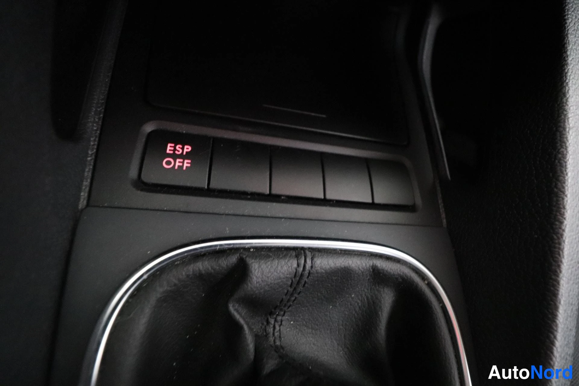 Punainen Volkswagen Scirocco 2009, yksityiskohta, kuva 22