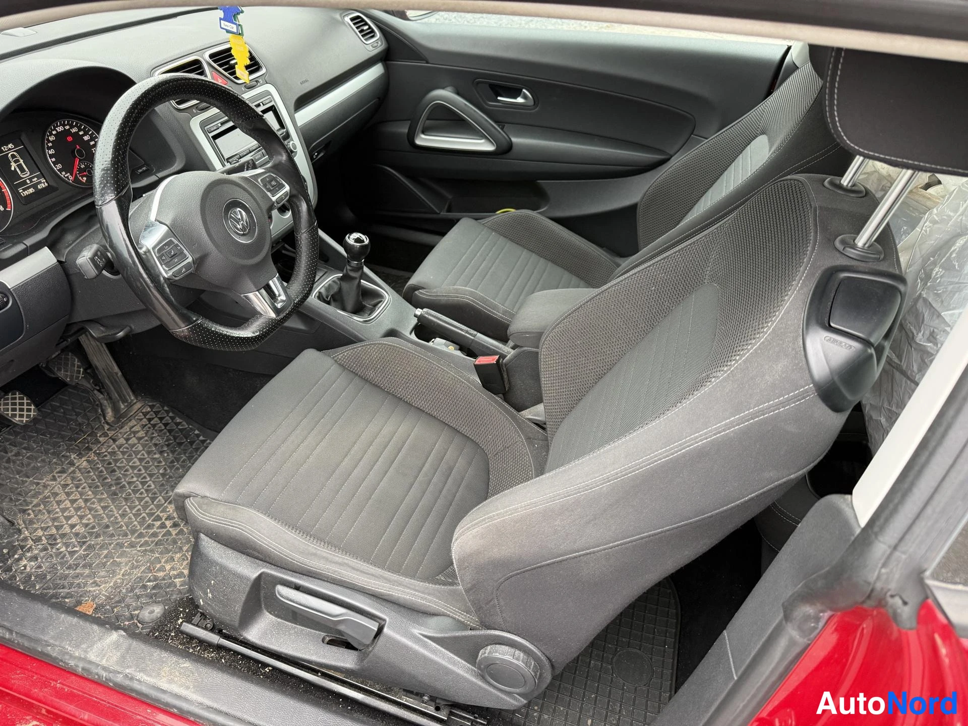 Punainen Volkswagen Scirocco 2009, etuistuimet, kuva 7