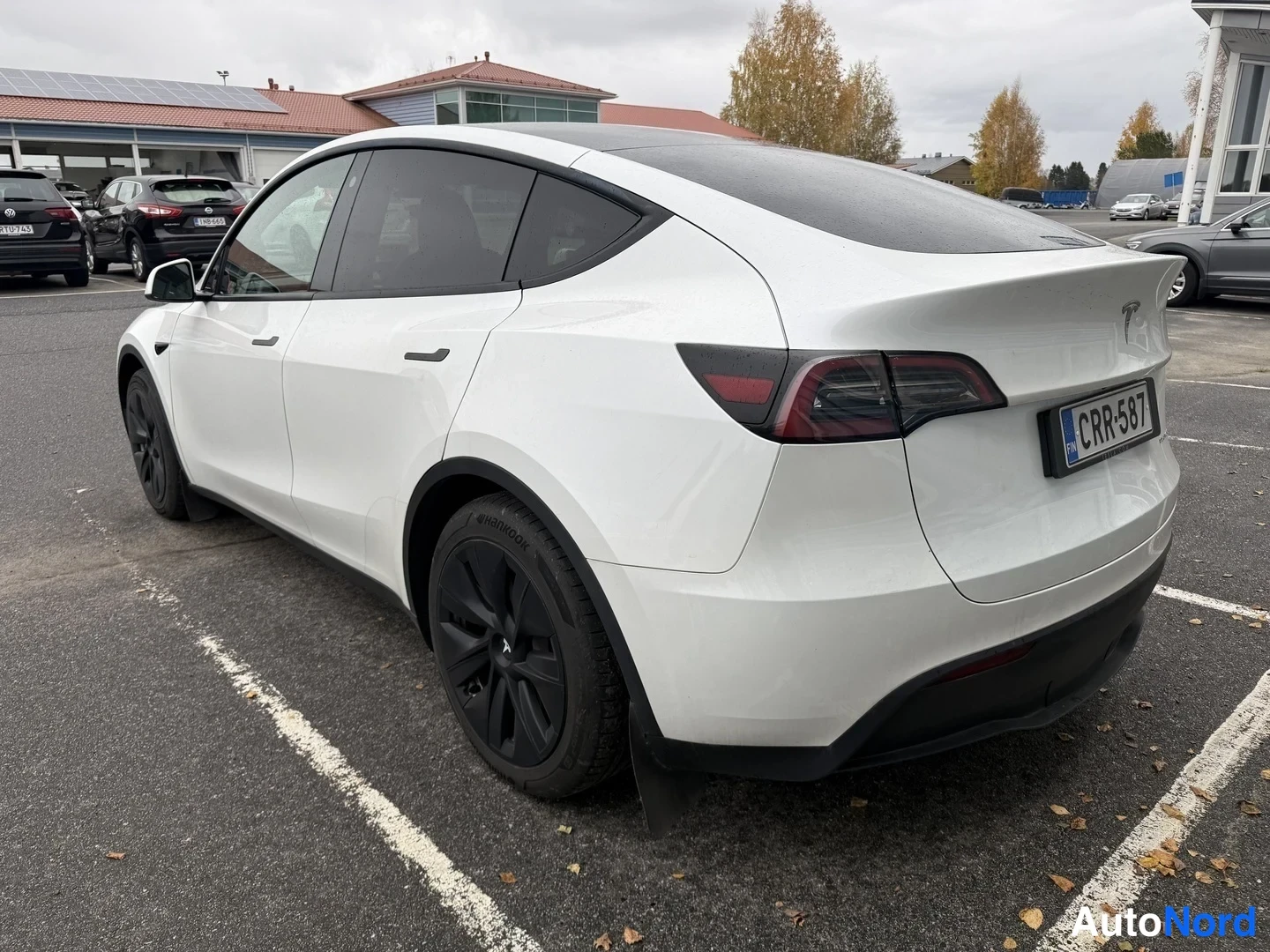 Valkoinen Tesla Model Y 2023, takaviisto, kuva 2
