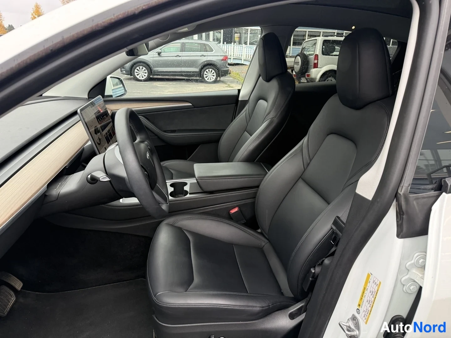 Valkoinen Tesla Model Y 2023, etuistuimet, kuva 3
