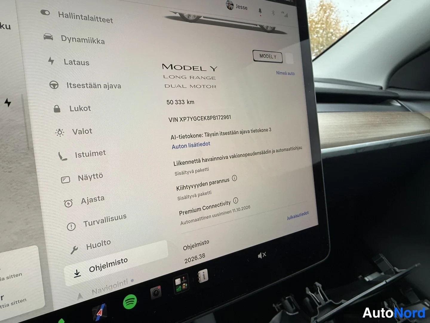 Valkoinen Tesla Model Y 2023, yksityiskohta, kuva 4