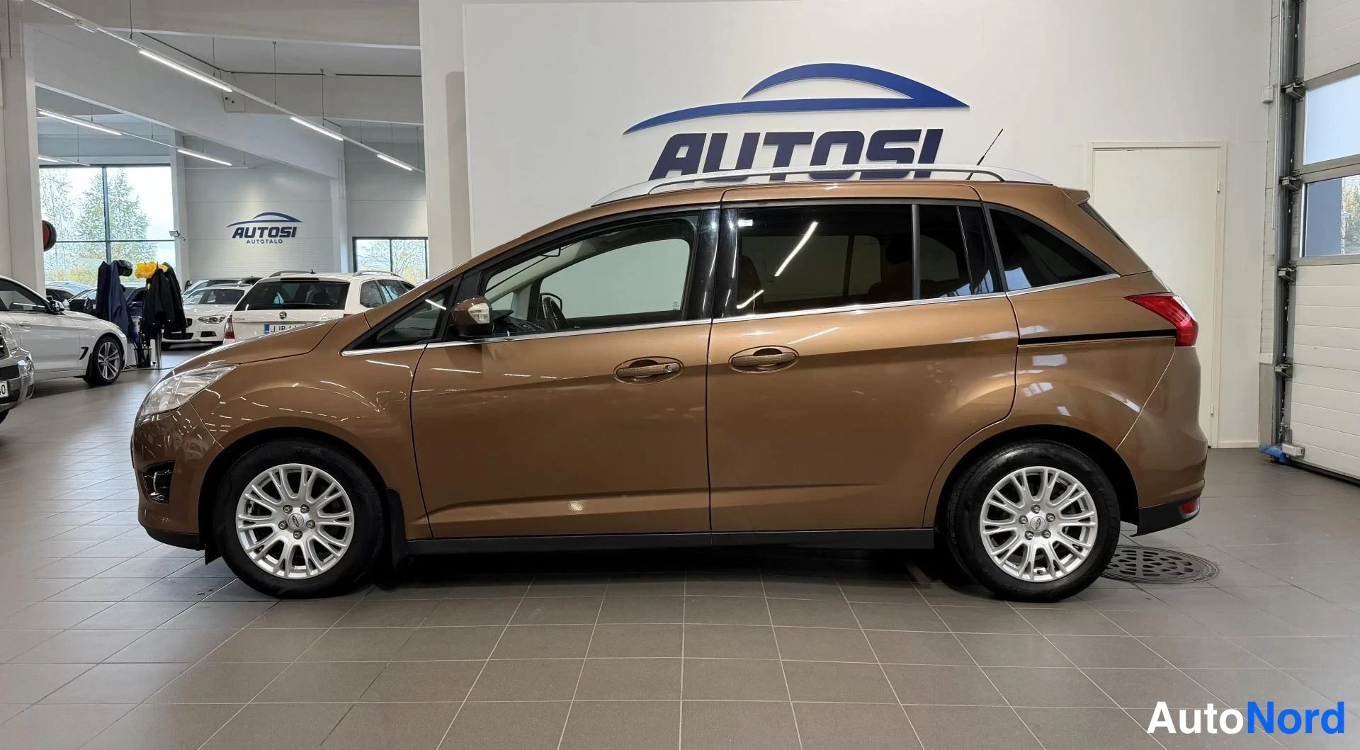 Ruskea Ford Grand C-Max 2015, etuviisto, keula vasemmalle, kuva 2