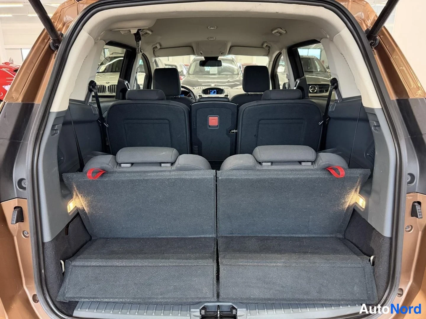 Ruskea Ford Grand C-Max 2015, tavaratila, kuva 15
