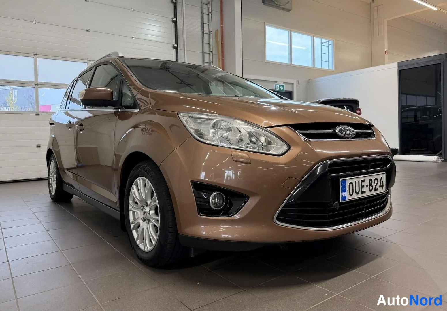 Ruskea Ford Grand C-Max 2015, etuviisto, keula oikealle, kuva 3